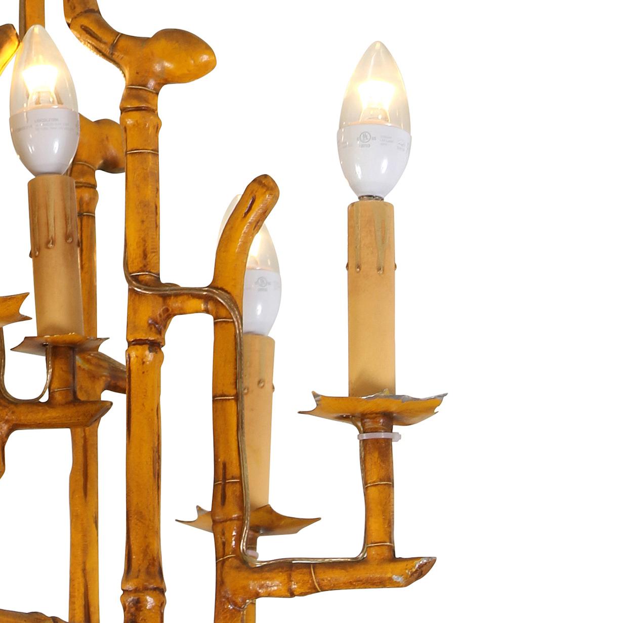 Un lampadario di metà secolo in metallo verniciato giallo tenue con un design dettagliato e naturalistico in finto bambù. Questo apparecchio include una catena e un tappo da soffitto coordinati, perfetti per aggiungere un tocco di fascino vintage a