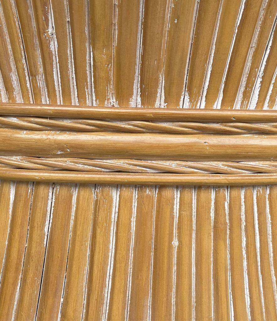 Ein Demilunen-Konsolentisch aus Bambusimitat in Weizengarbenform mit Glasplatte. im Angebot 4