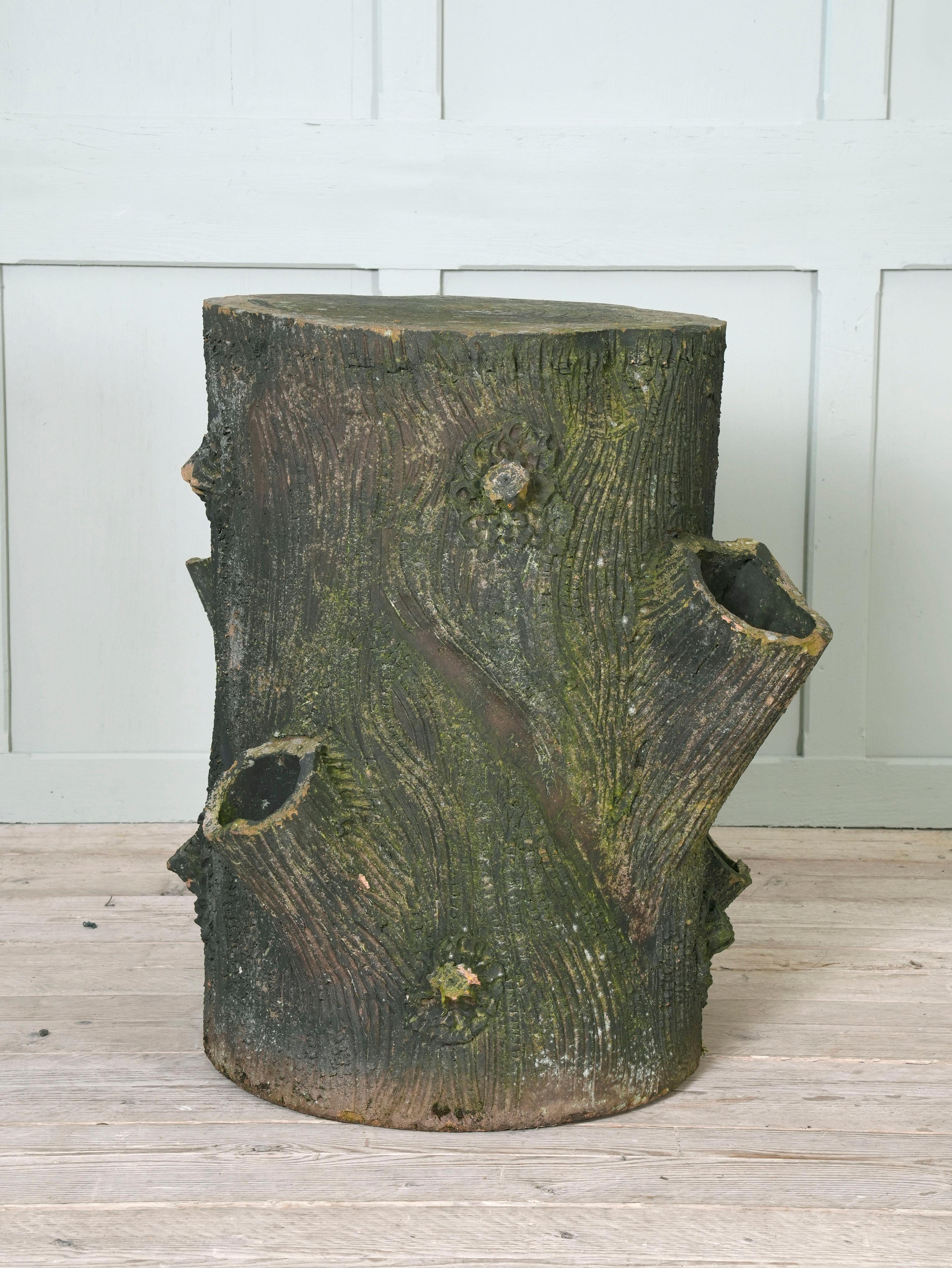 A large terracotta faux bois tree trunk table.

A rarely seen variant.

Late 19th century.

H: 79.5 W: 56 D: 50 cm.

H: 31.1/4