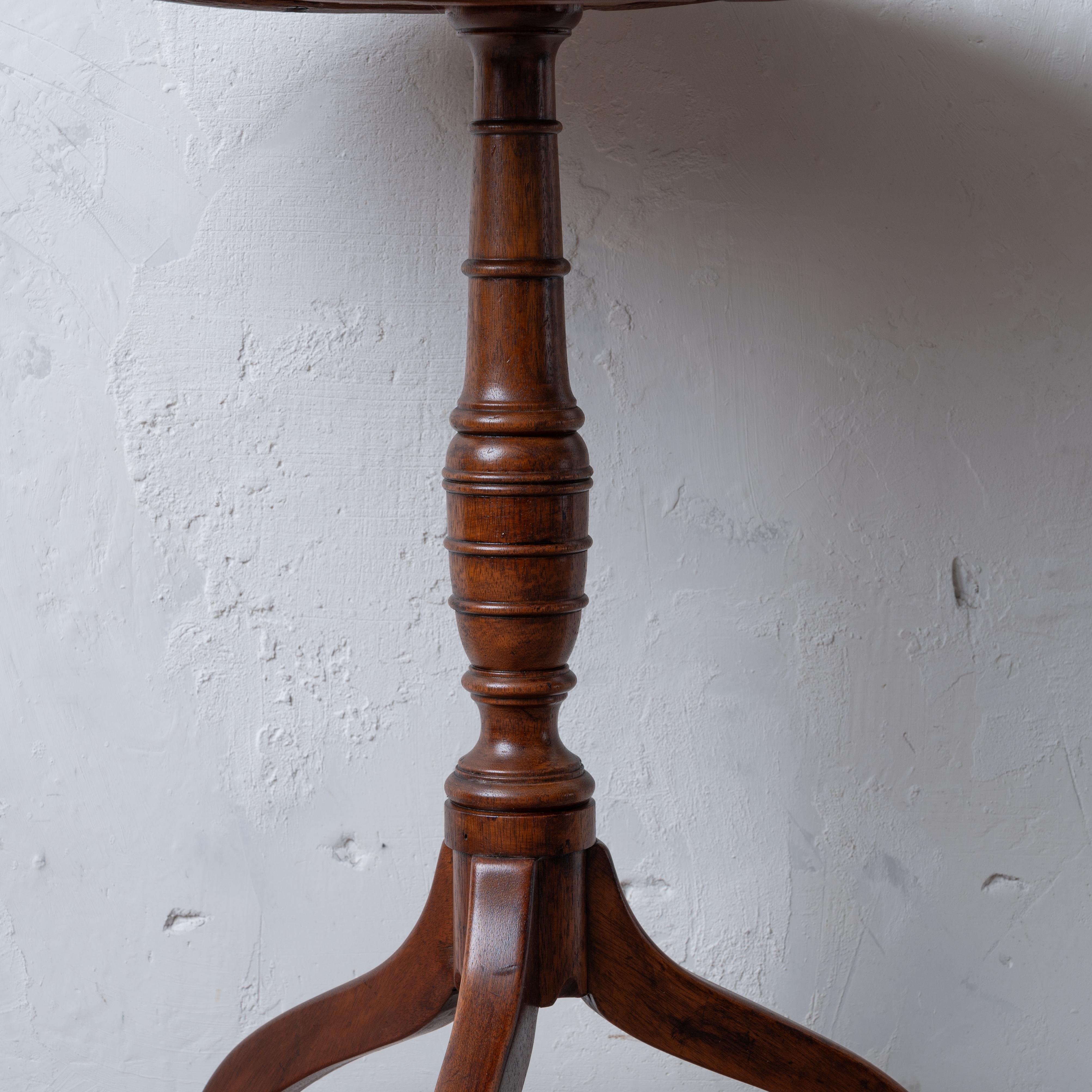 Américain Chandelier de style fédéral à pieds araignée en cerisier en vente