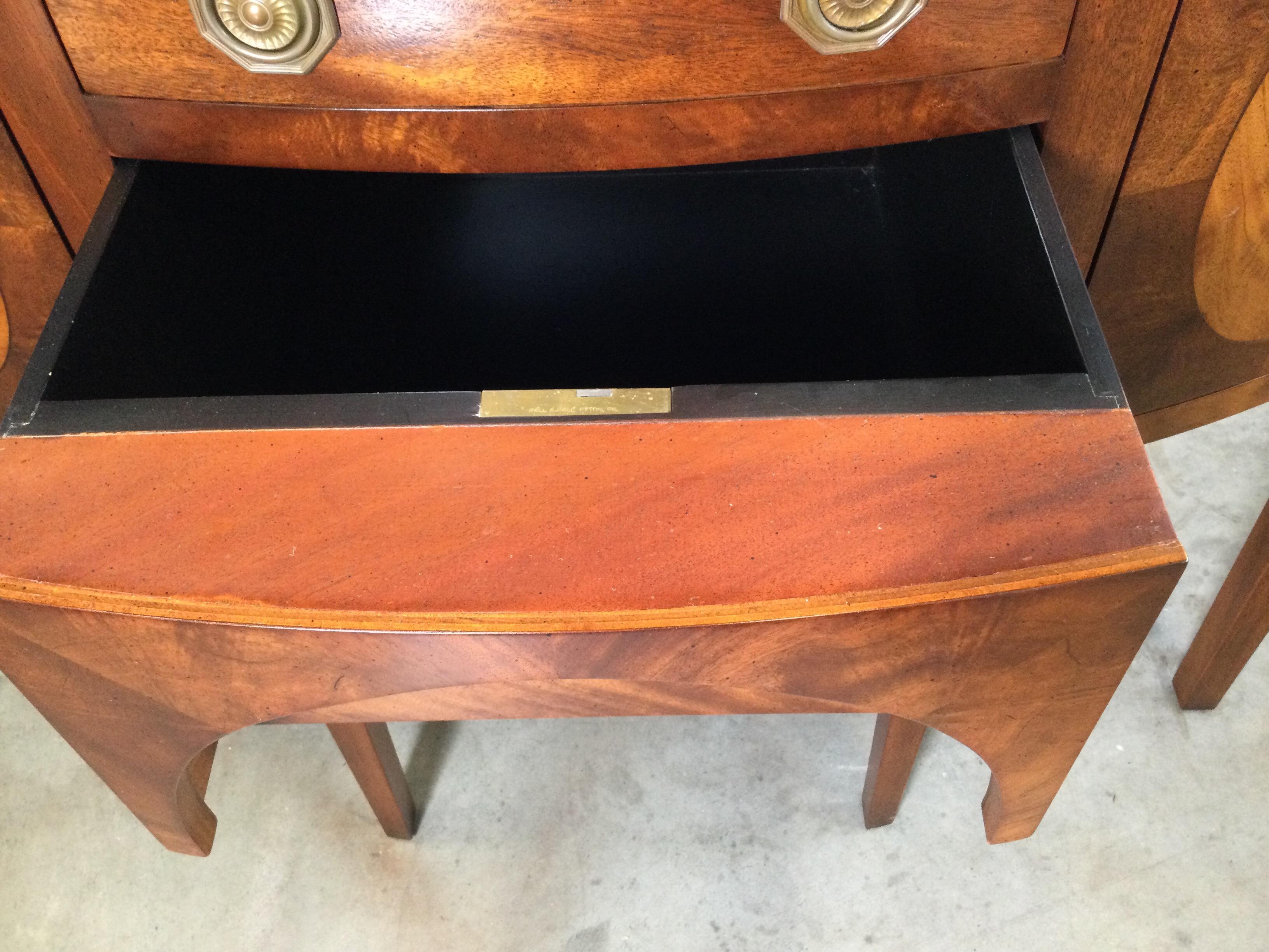 Federal Style Mahogany Sideboard In Excellent Condition In Lambertville, NJ