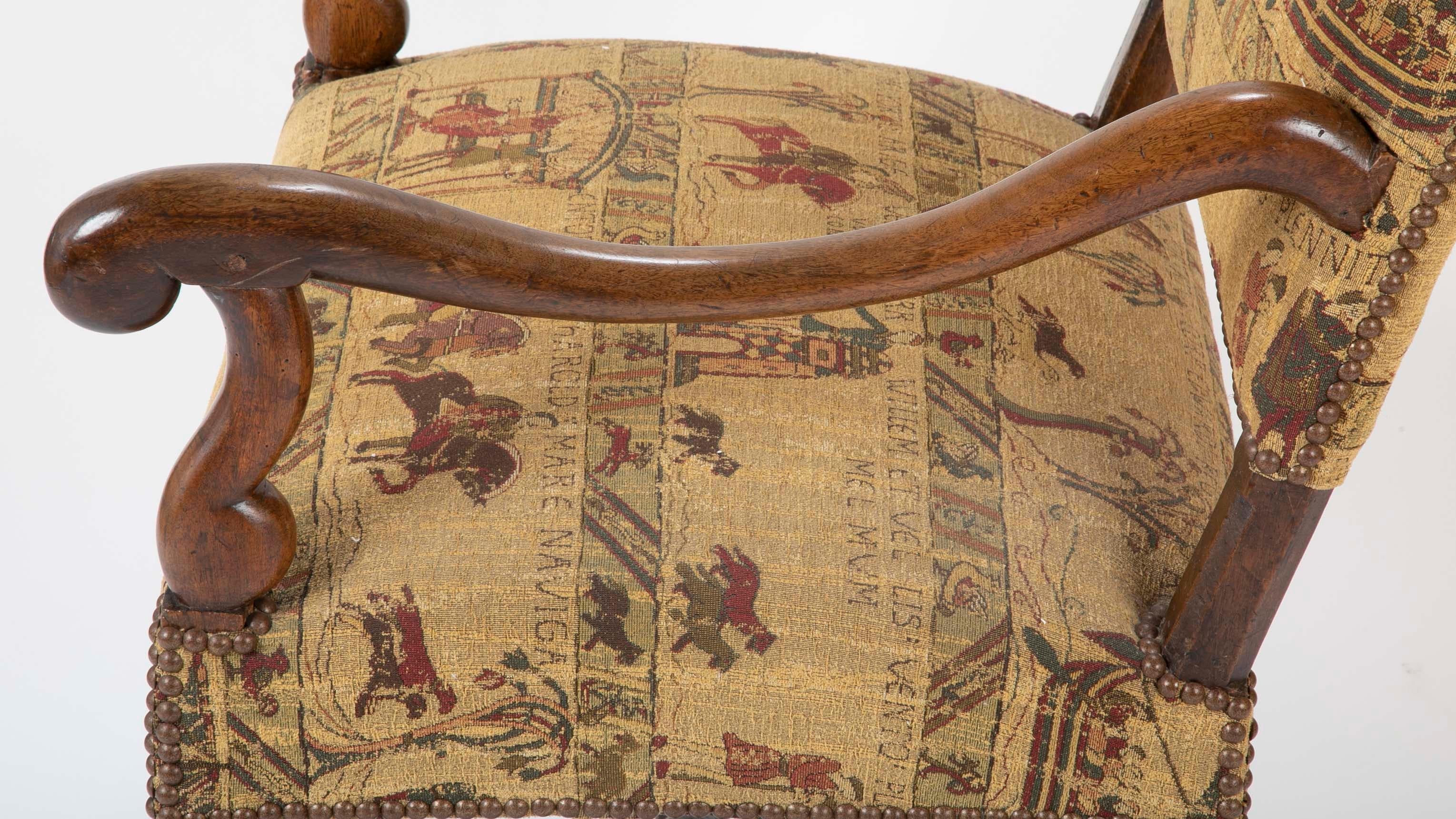 Französischer Louis XIII-Stil Sessel aus Nussbaumholz im Angebot 7