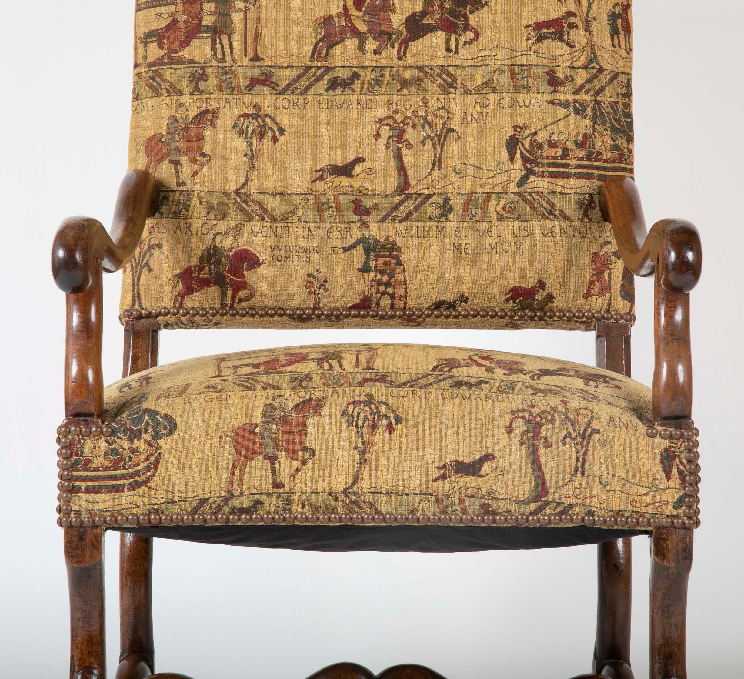 Französischer Louis XIII-Stil Sessel aus Nussbaumholz im Zustand „Gut“ im Angebot in Stamford, CT