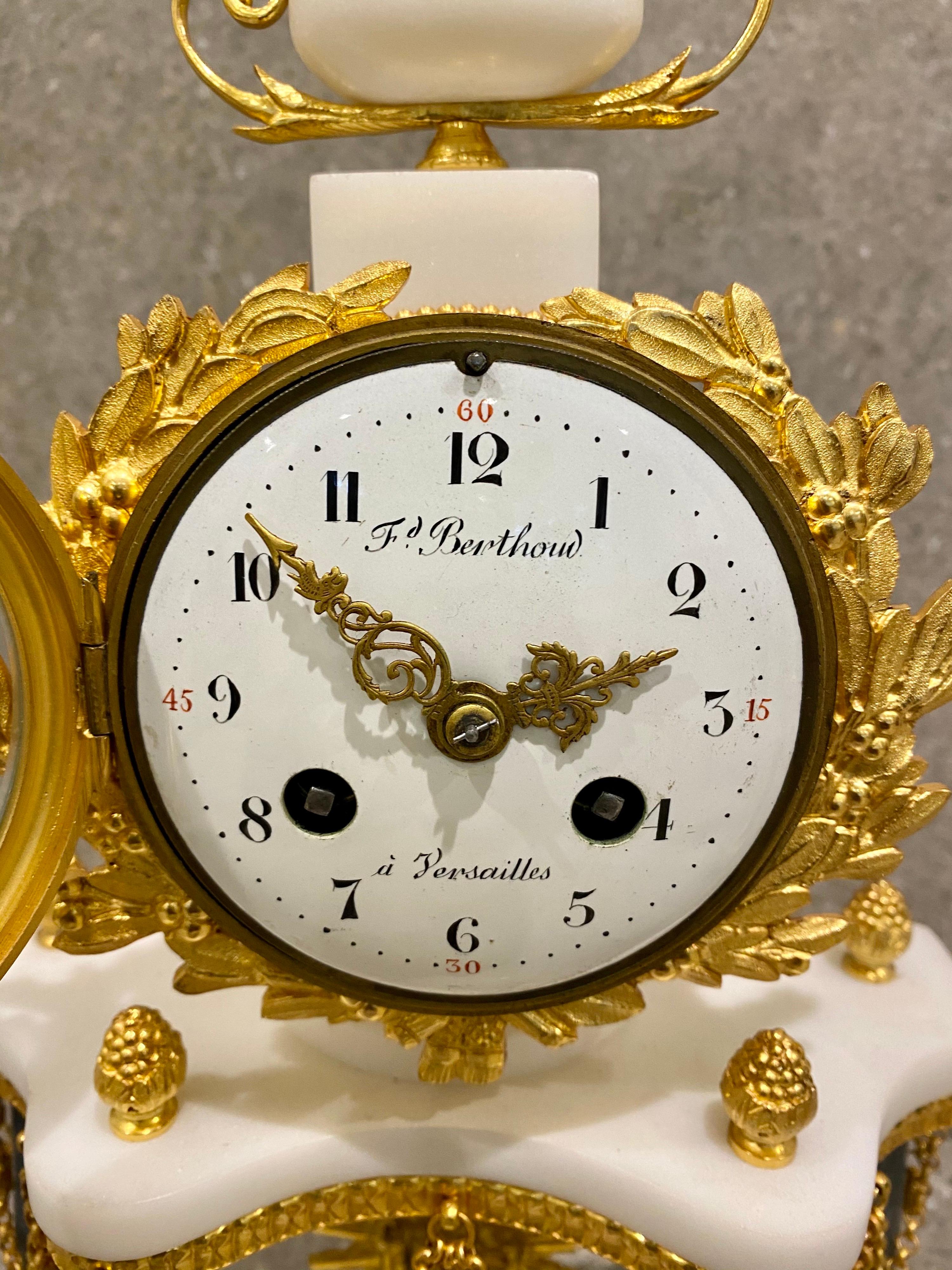 Ferdinand Berthoud. Ensemble de 3 pièces d'horloge Louis XVI en marbre monté en bronze doré 1770 en vente 4