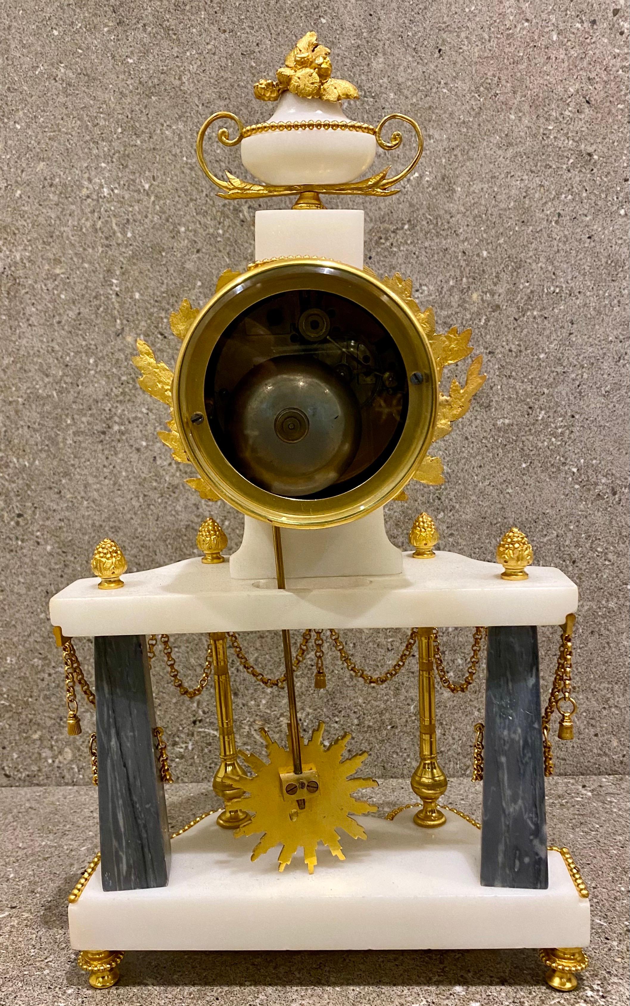 Ferdinand Berthoud. Ensemble de 3 pièces d'horloge Louis XVI en marbre monté en bronze doré 1770 en vente 9