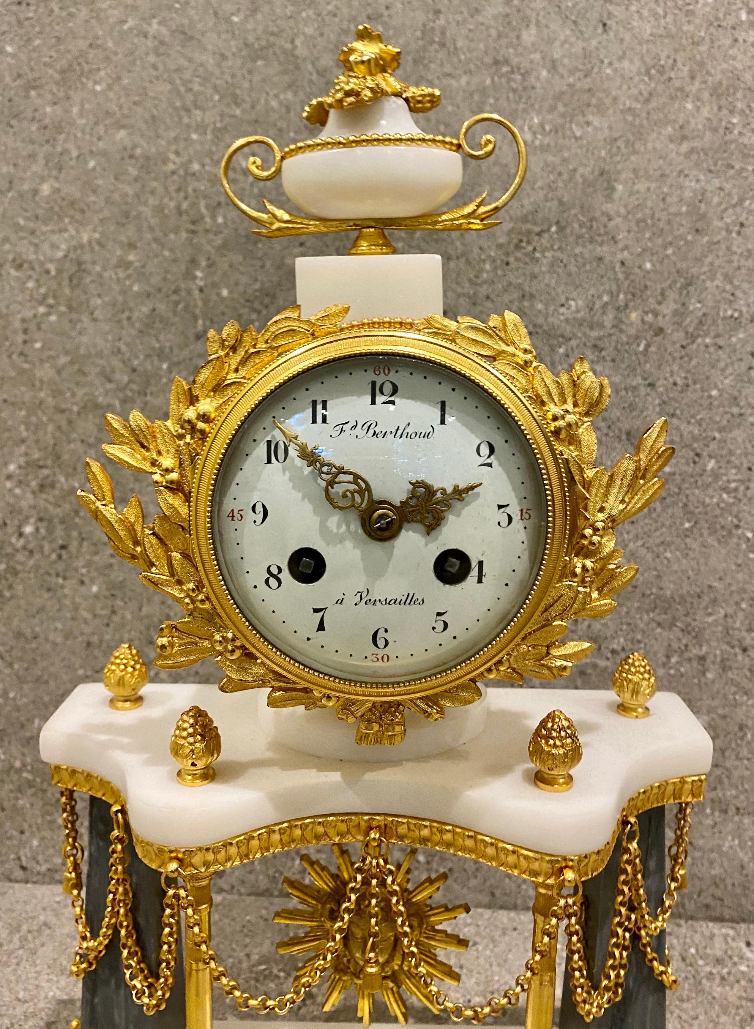Ferdinand Berthoud. Ensemble de 3 pièces d'horloge Louis XVI en marbre monté en bronze doré 1770 en vente 11