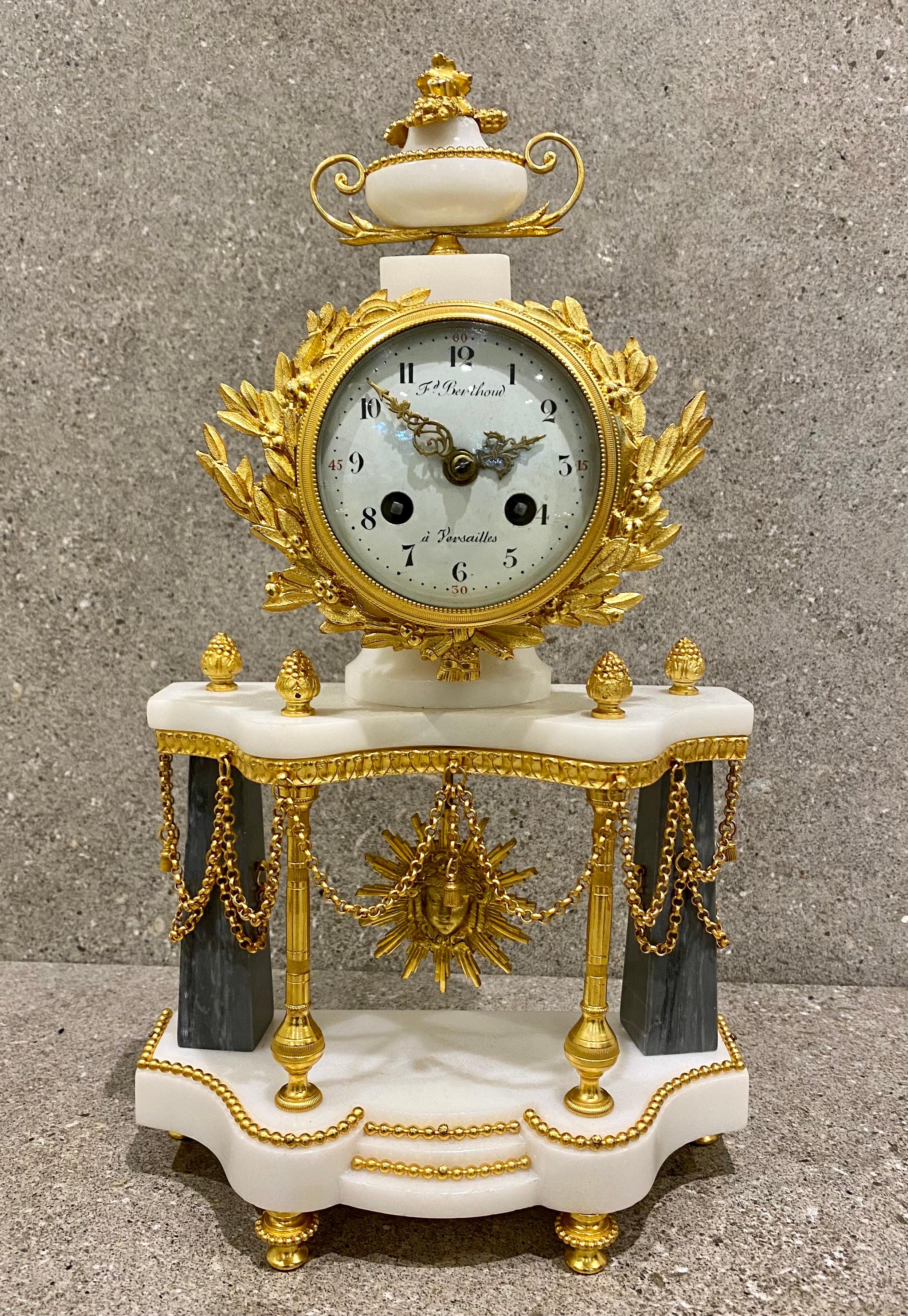Très belle pendule Louis XVI en bronze doré, par Ferdinand Berthoud, Paris, vers 1770
Cet ensemble d'horloges est présenté en Bronze doré et Bleu Turqin et marbre blanc.
Une superbe combinaison rarement vue, en parfait état et prête à être exposée