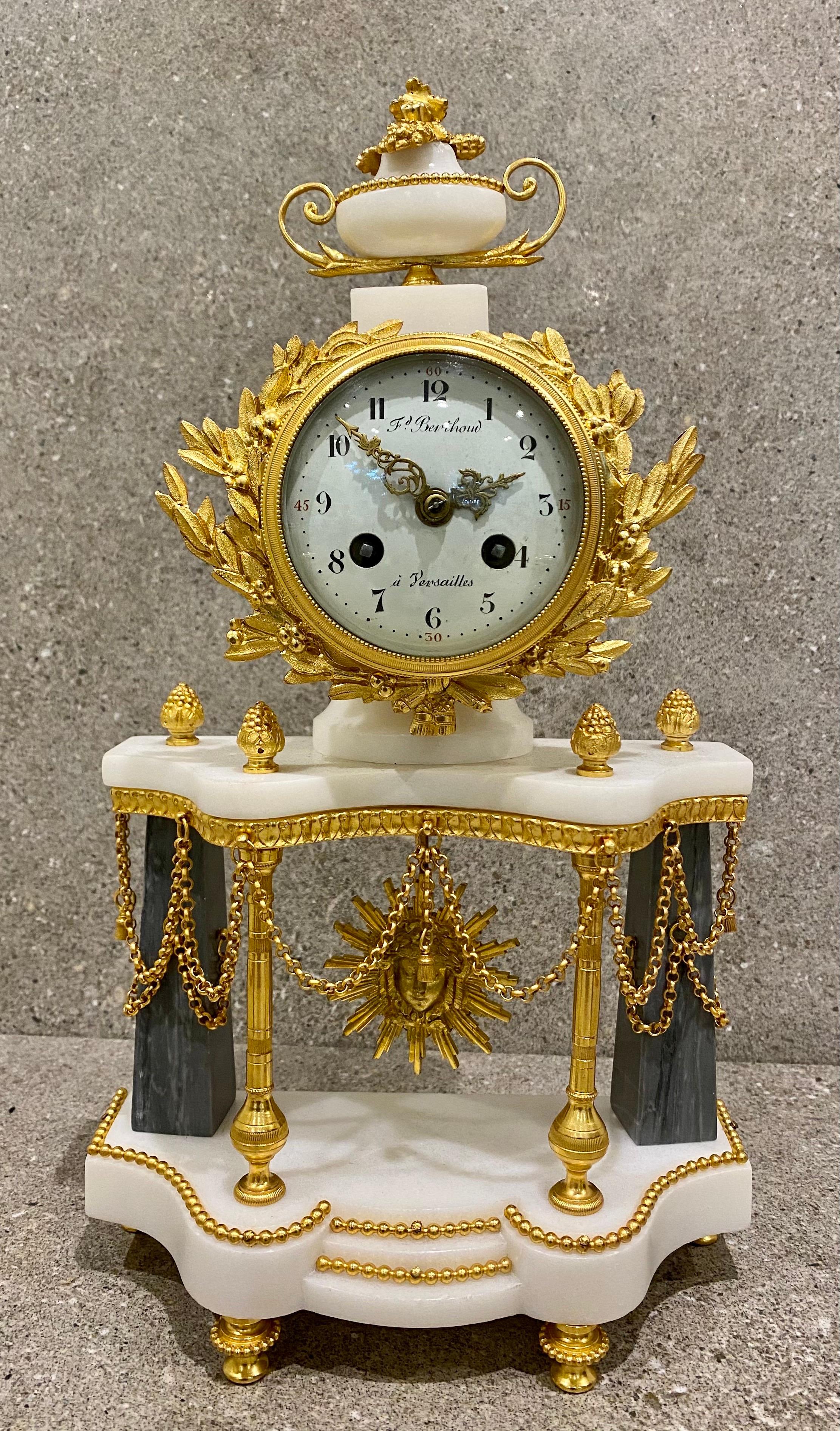 Fin du XVIIIe siècle Ferdinand Berthoud. Ensemble de 3 pièces d'horloge Louis XVI en marbre monté en bronze doré 1770 en vente