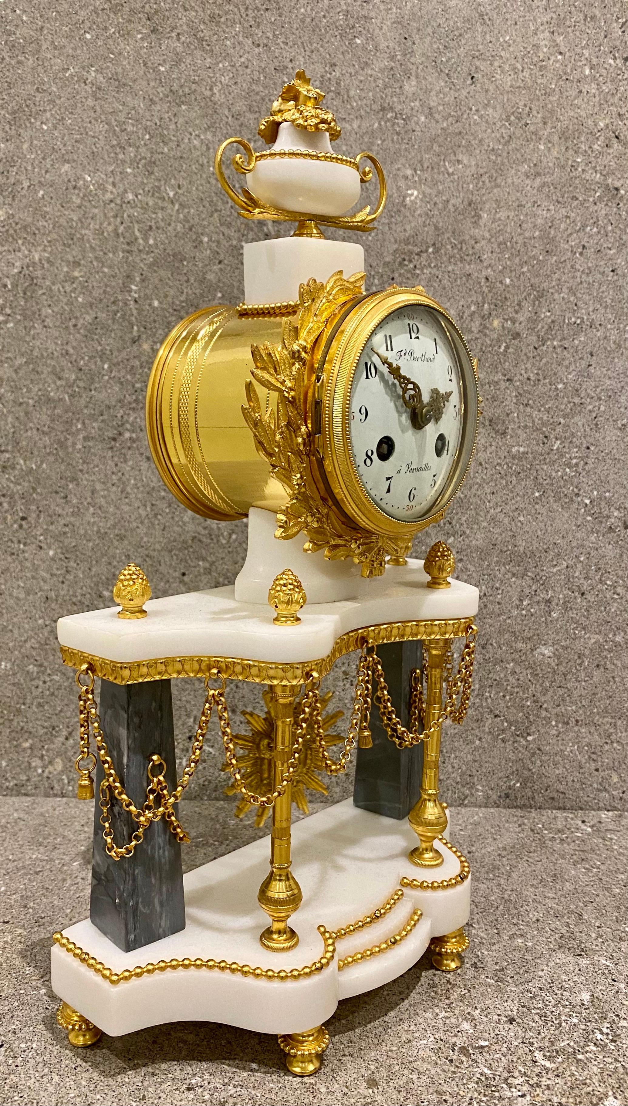 Bronze Ferdinand Berthoud. Ensemble de 3 pièces d'horloge Louis XVI en marbre monté en bronze doré 1770 en vente