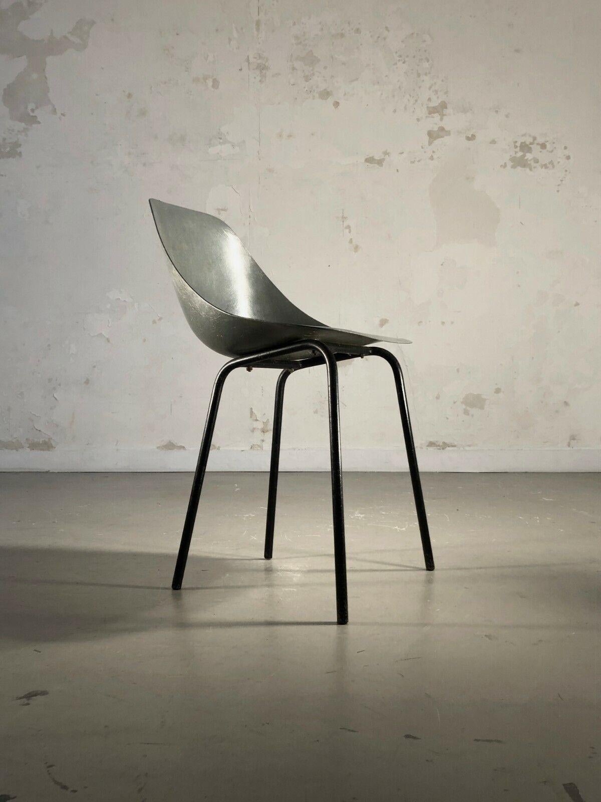 An elegant and light chair with rounded 