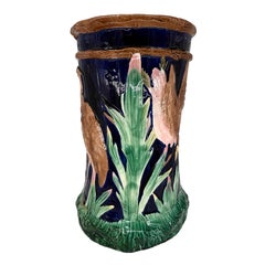 Asiento de jardín de mayólica Fielding con grullas sobre azul cobalto, inglés, ca. 1880