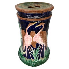 Asiento de jardín de mayólica Fielding con grullas sobre azul cobalto, inglés, ca. 1880