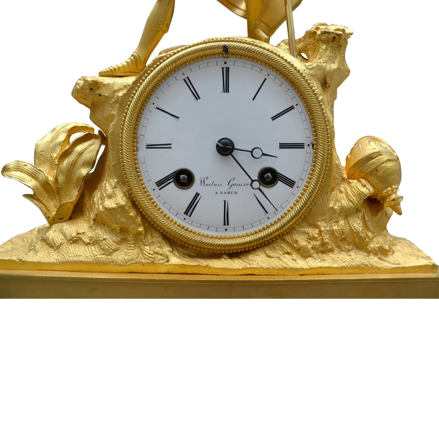Doré Horloge figurative Napoléon III en bronze doré représentant un chevalier guerrier pendant une bataille en vente
