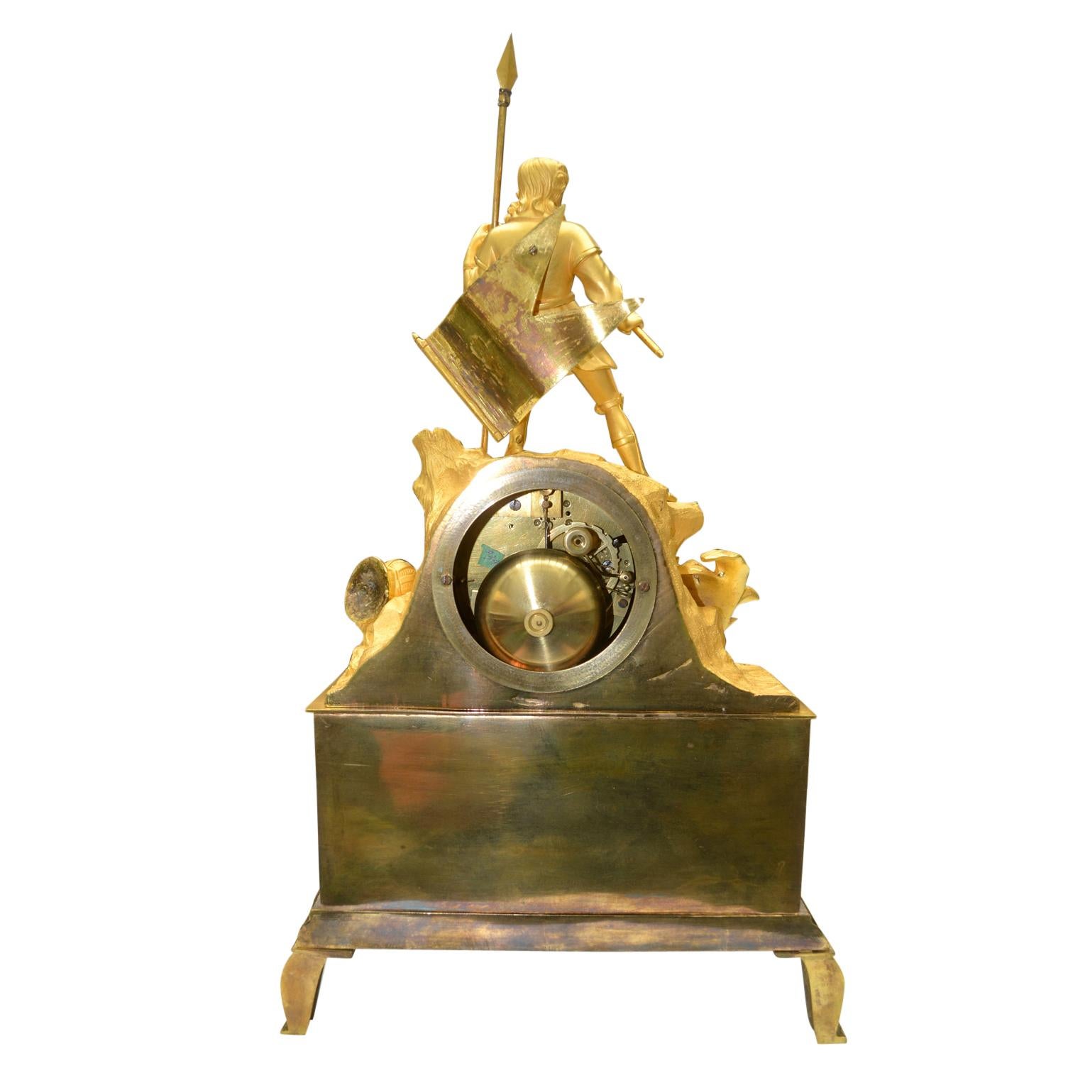 XIXe siècle Horloge figurative Napoléon III en bronze doré représentant un chevalier guerrier pendant une bataille en vente
