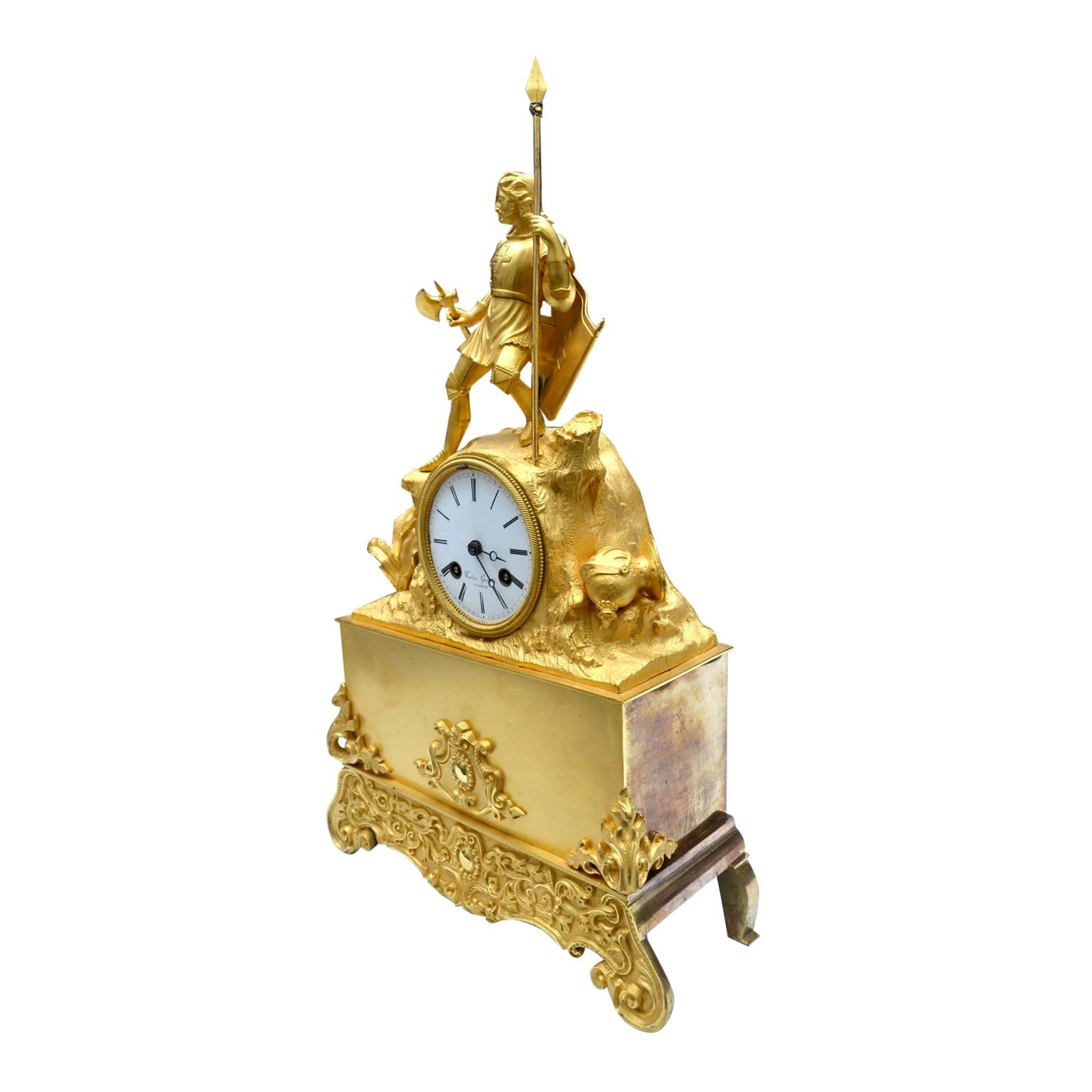 Français Horloge figurative Napoléon III en bronze doré représentant un chevalier guerrier pendant une bataille en vente