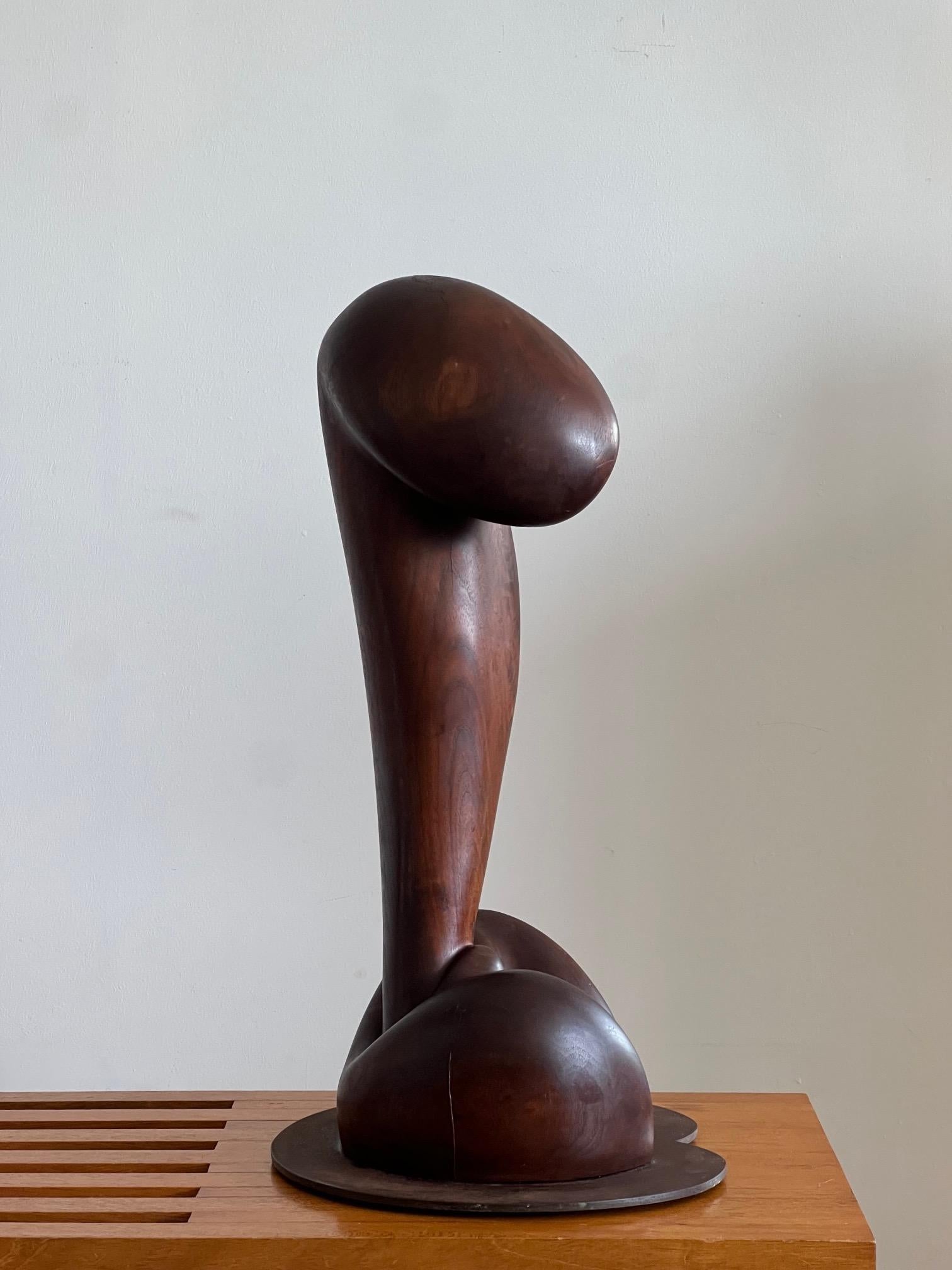 Fantastische, elegante abstrakt-figurative Skulptur, signiert HPB, 1977. Nussbaumholz mit schöner, reicher Patina, auf originalem, vom Künstler hergestelltem Metall, Stahlplatte.