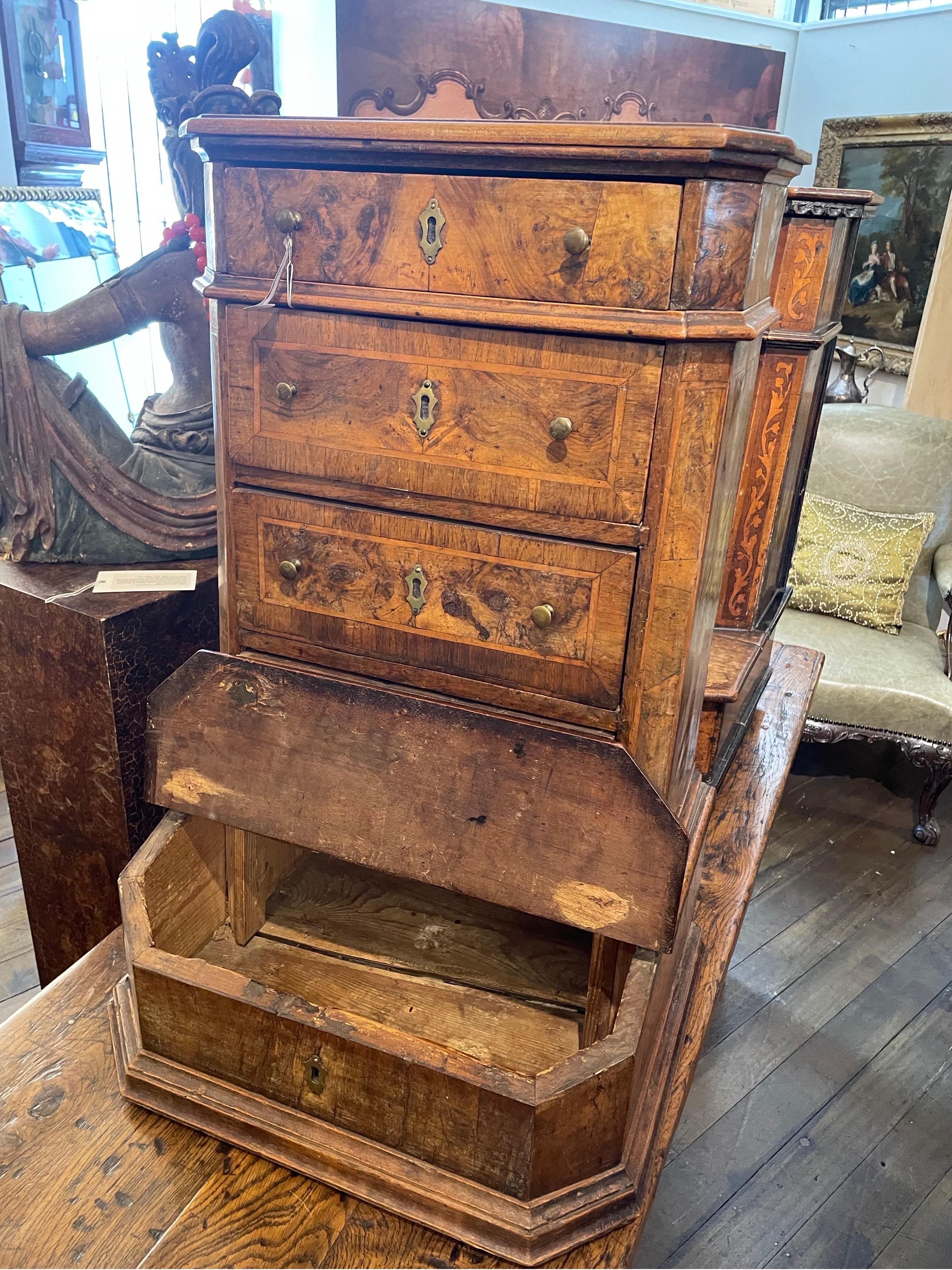 Ein Prie-dieu aus gemasertem Nussbaumholz, furniert, Italien, um 1700 (Barock) im Angebot