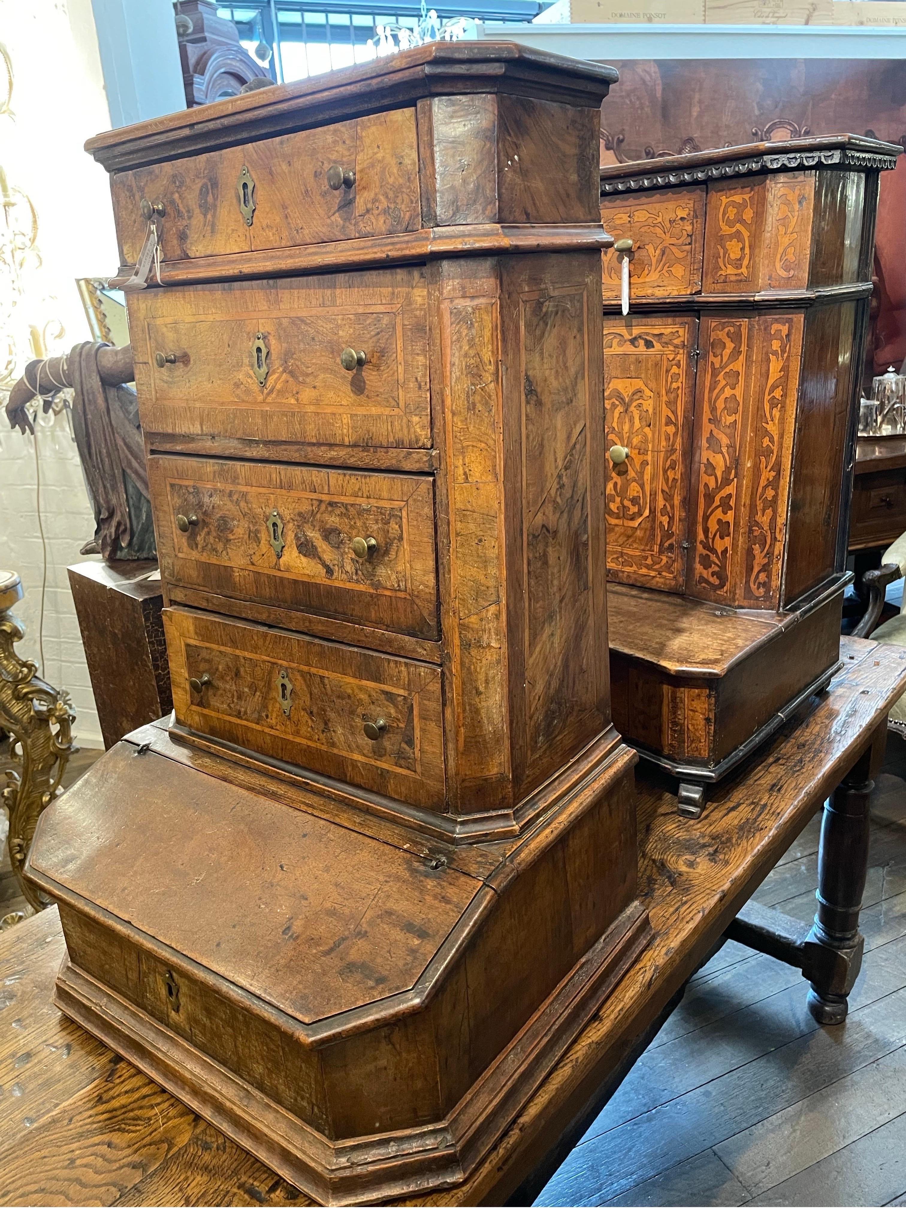 Ein Prie-dieu aus gemasertem Nussbaumholz, furniert, Italien, um 1700 (Italienisch) im Angebot