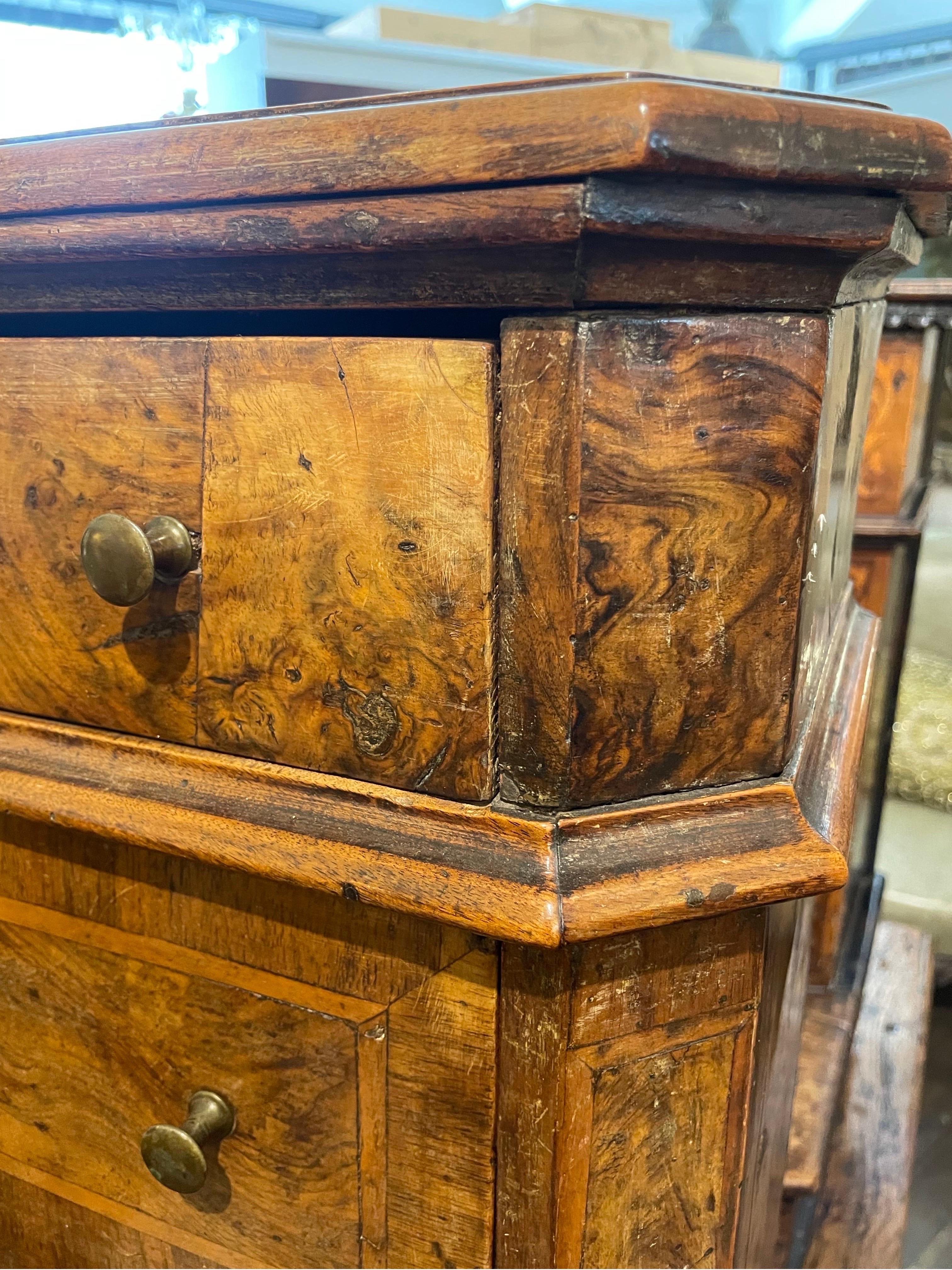 Ein Prie-dieu aus gemasertem Nussbaumholz, furniert, Italien, um 1700 (Handgeschnitzt) im Angebot