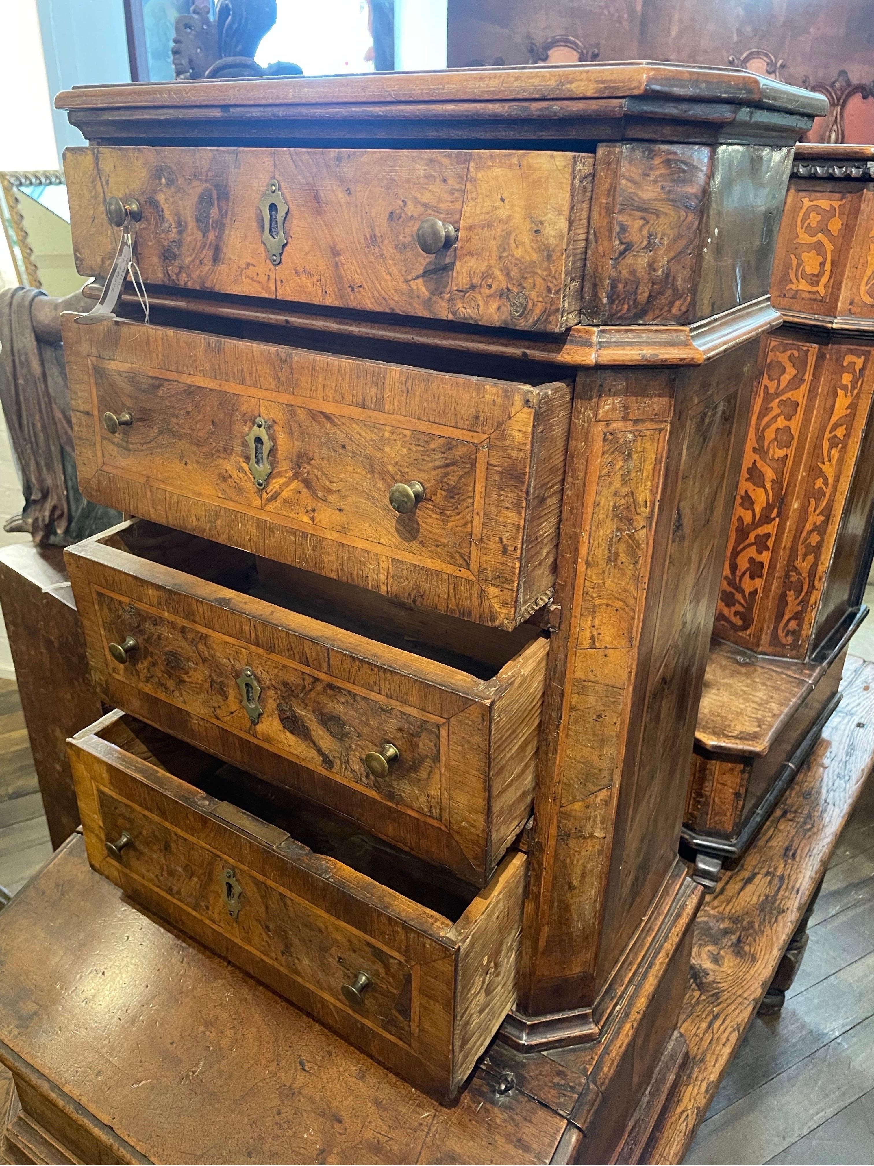 Ein Prie-dieu aus gemasertem Nussbaumholz, furniert, Italien, um 1700 im Zustand „Gut“ im Angebot in ARMADALE, VIC