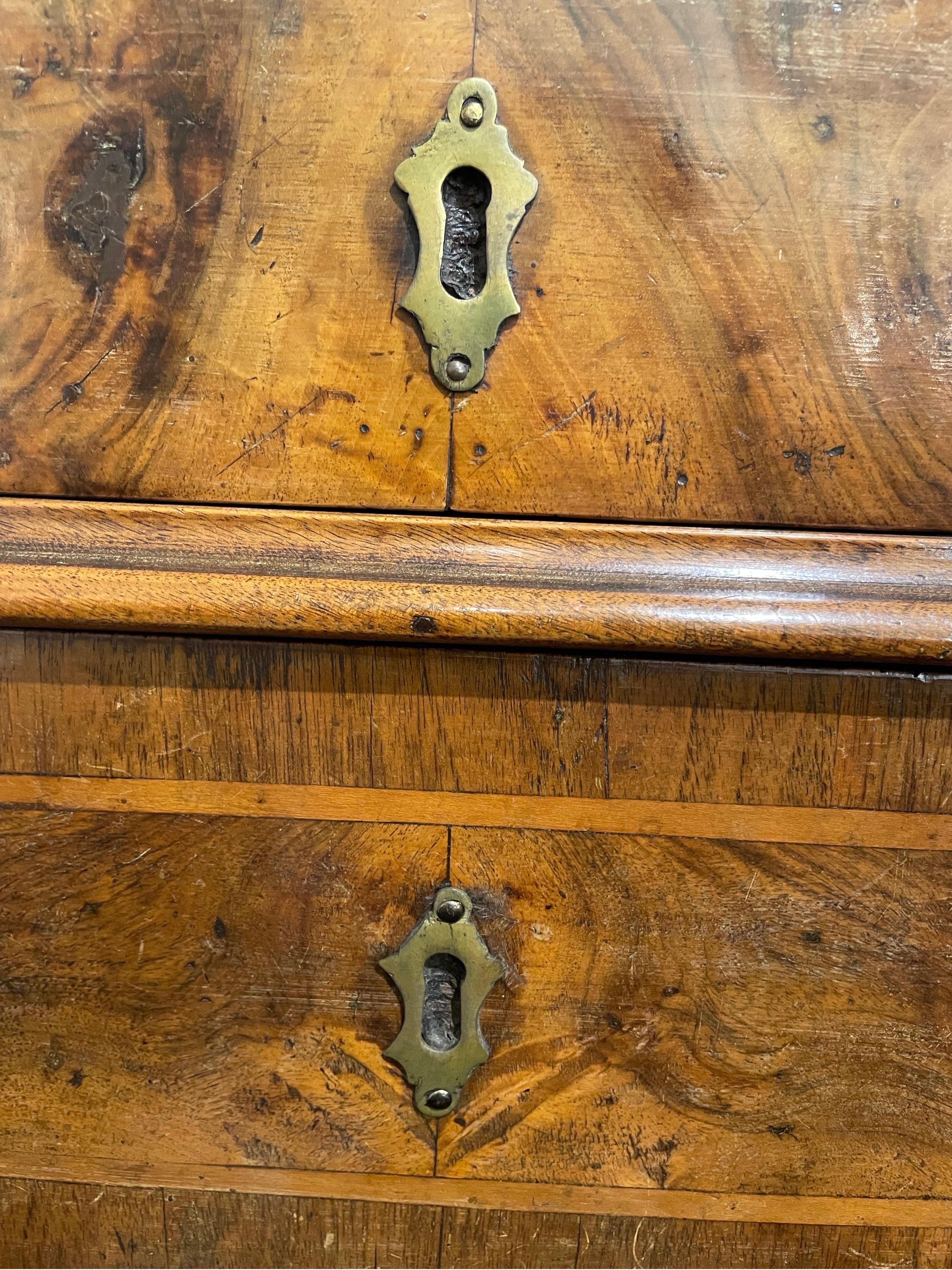 Ein Prie-dieu aus gemasertem Nussbaumholz, furniert, Italien, um 1700 (18. Jahrhundert und früher) im Angebot
