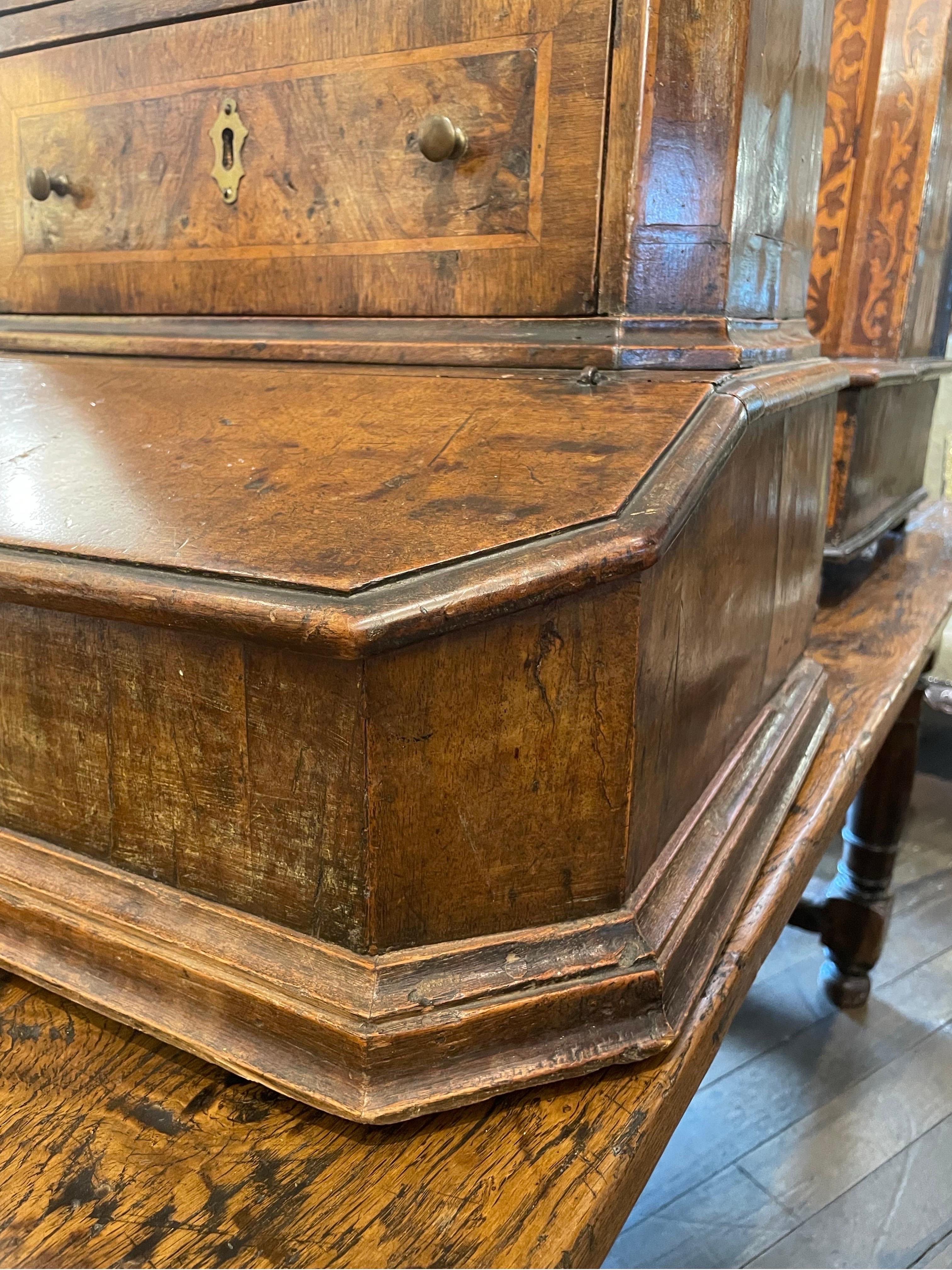 Ein Prie-dieu aus gemasertem Nussbaumholz, furniert, Italien, um 1700 (Hartholz) im Angebot