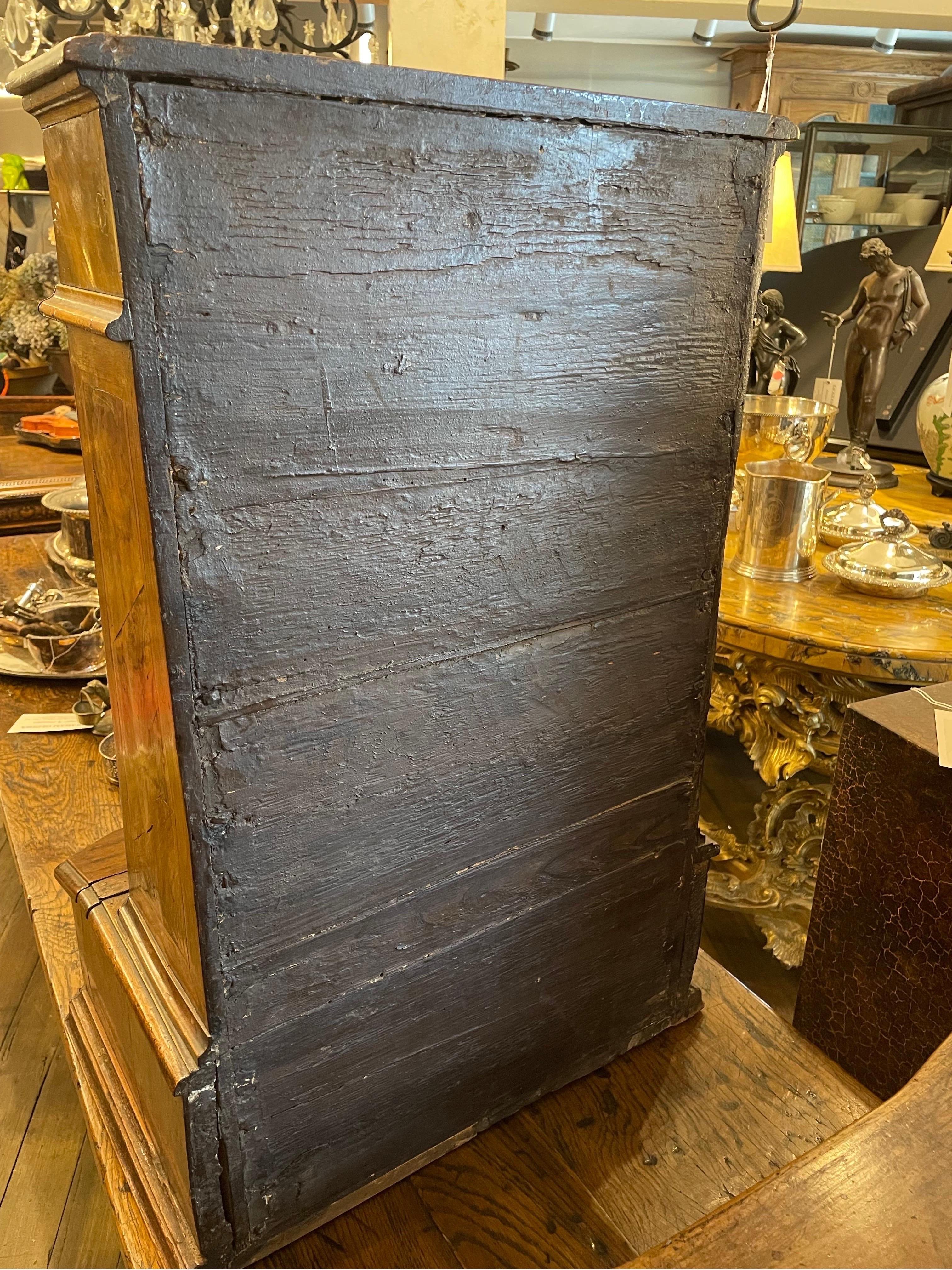 Ein Prie-dieu aus gemasertem Nussbaumholz, furniert, Italien, um 1700 im Angebot 1