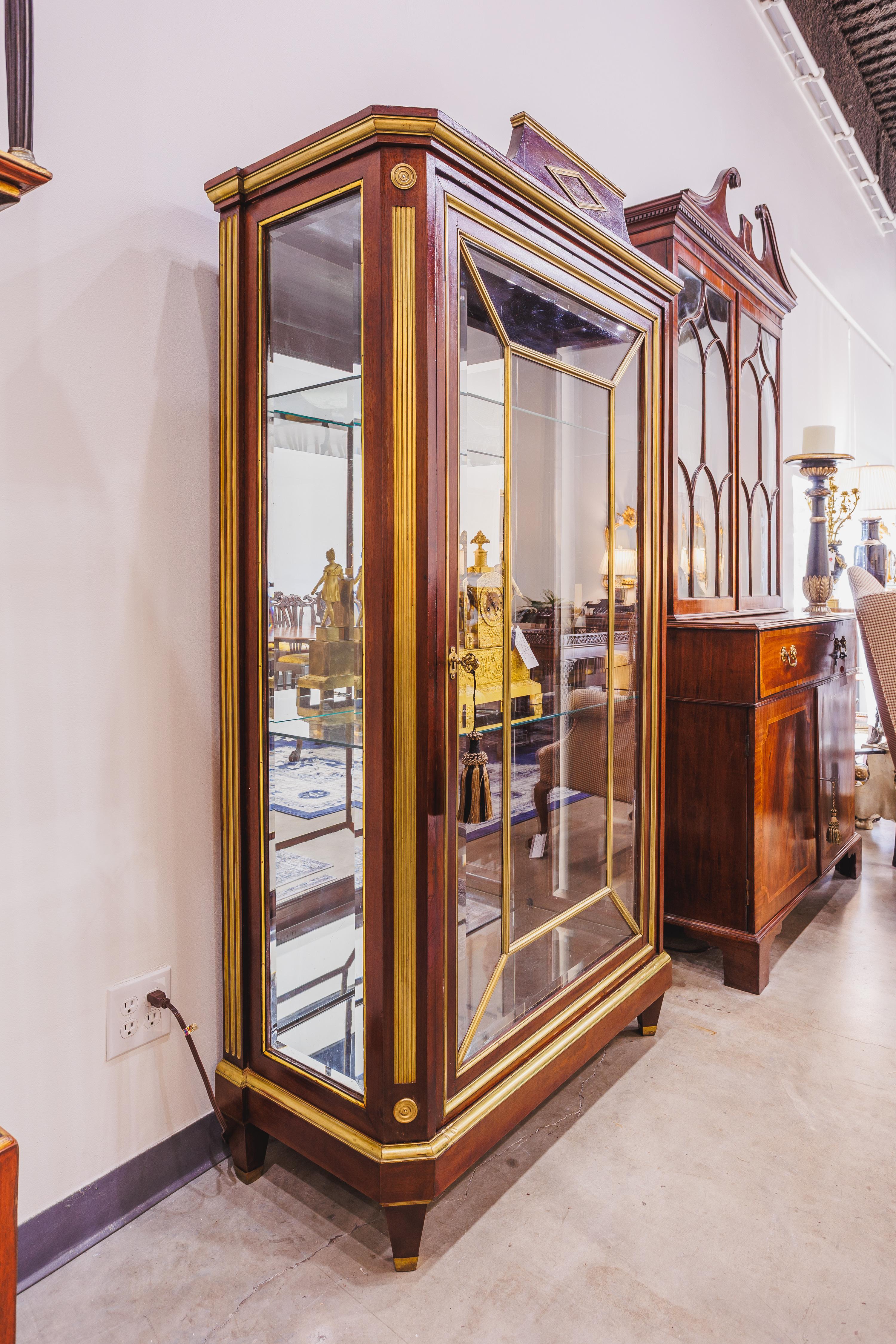Vitrine russe du XIXe siècle en acajou et incrustations de laiton doré 