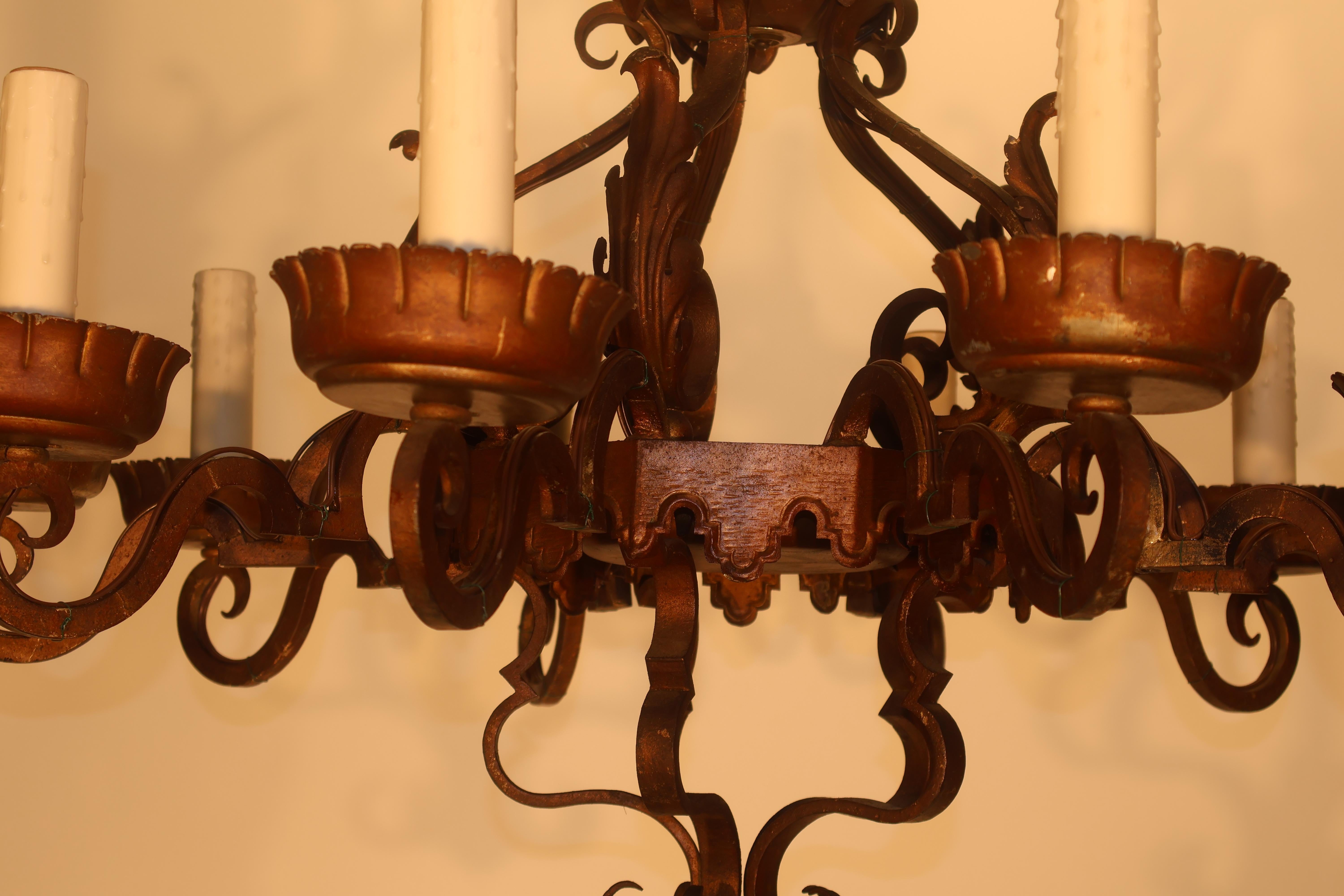 Un beau lustre en fer à 10 feux en vente 4