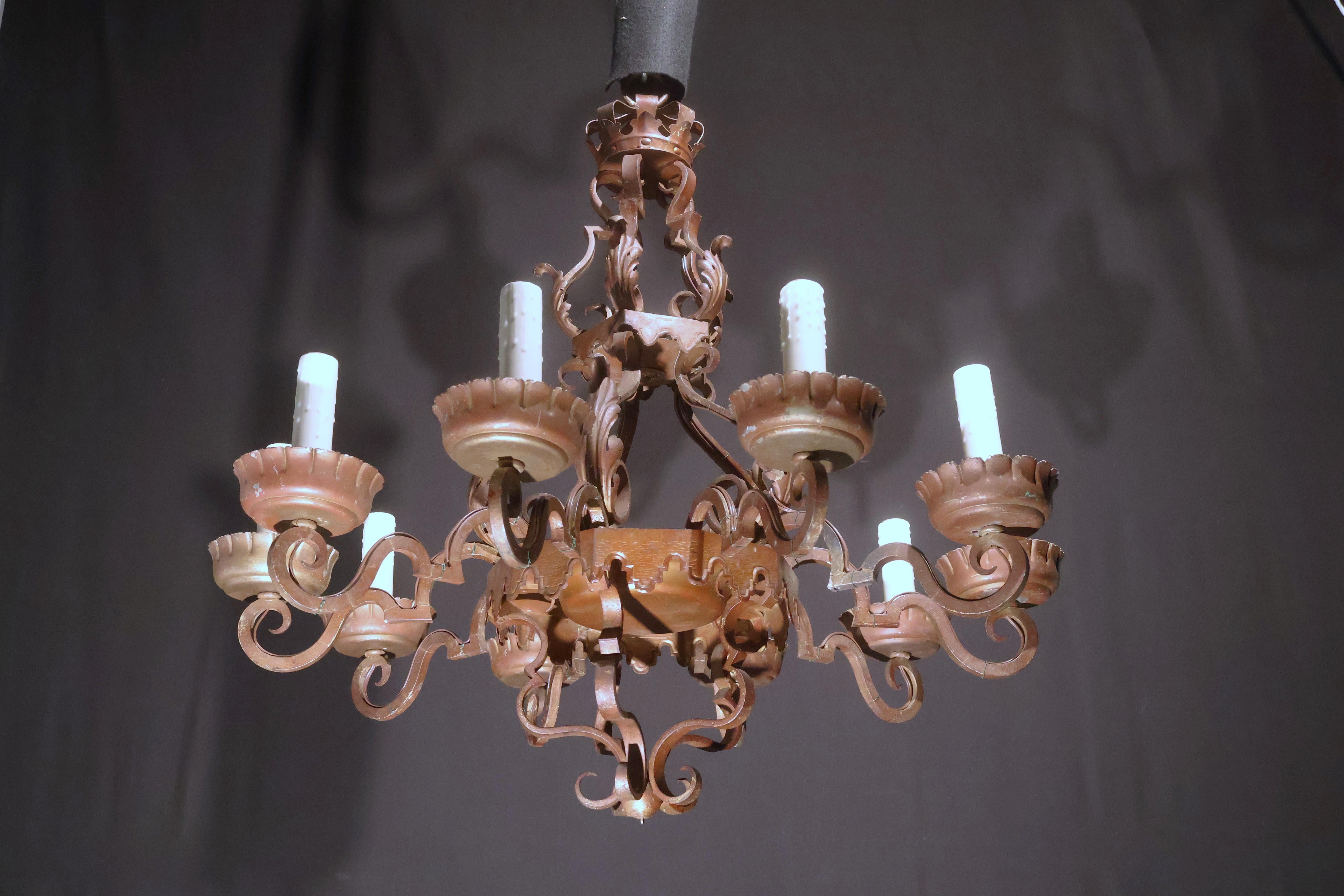 Lustre en fer fin et élégant. 10 Lumières. France, vers 1880.
Dimensions : Hauteur 34