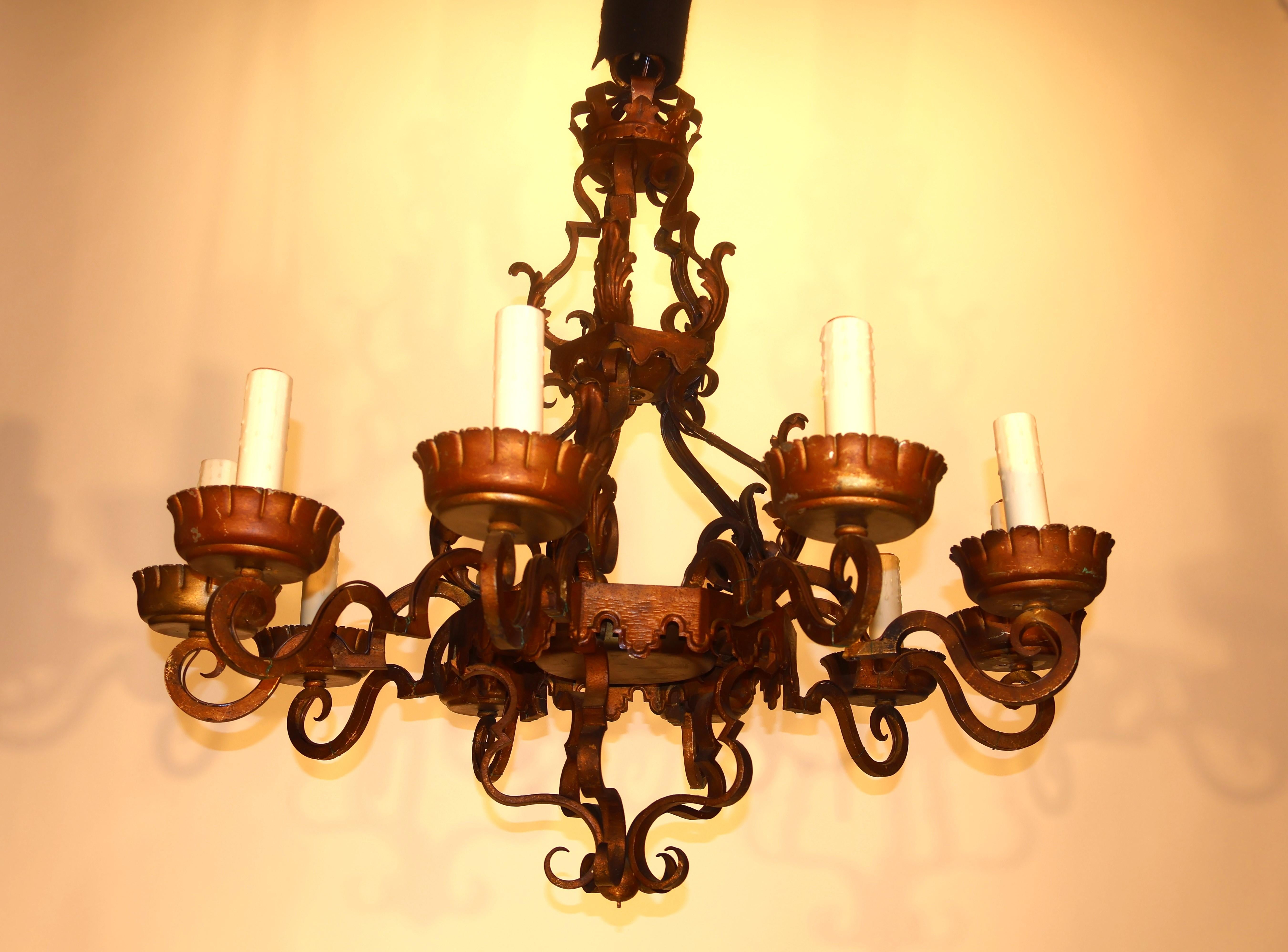 Louis XV Un beau lustre en fer à 10 feux en vente