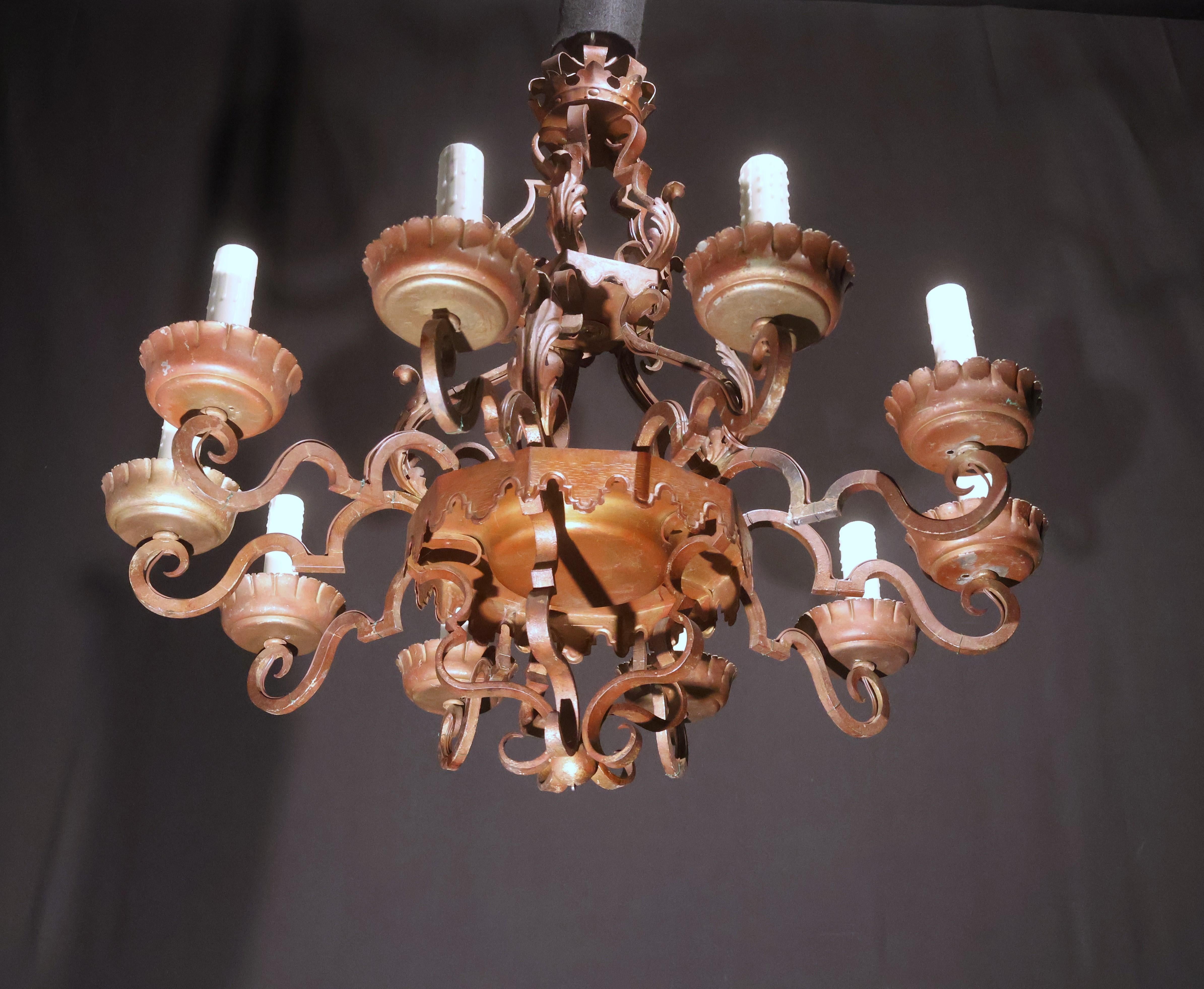 Un beau lustre en fer à 10 feux Bon état - En vente à Atlanta, GA