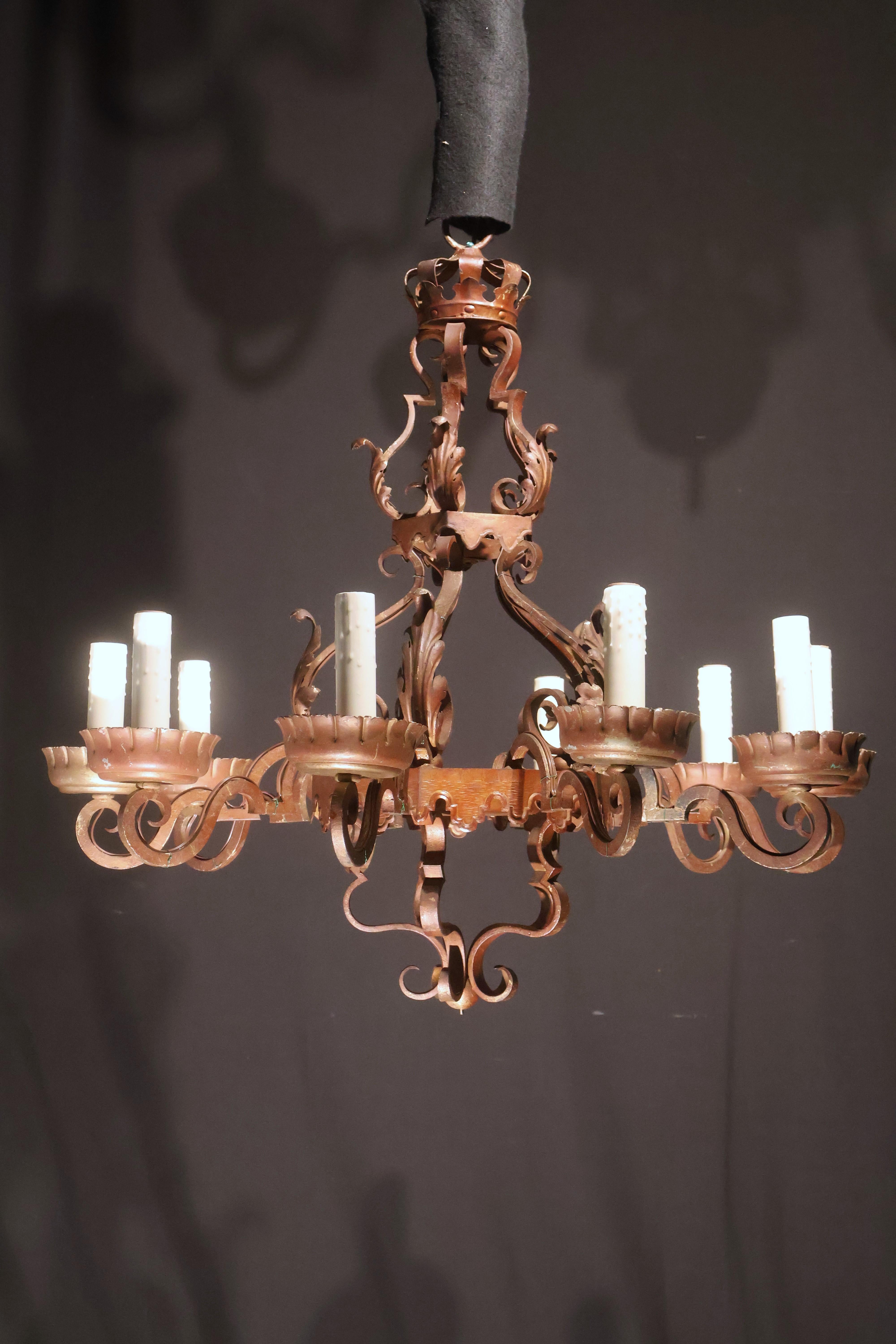 Fer Un beau lustre en fer à 10 feux en vente