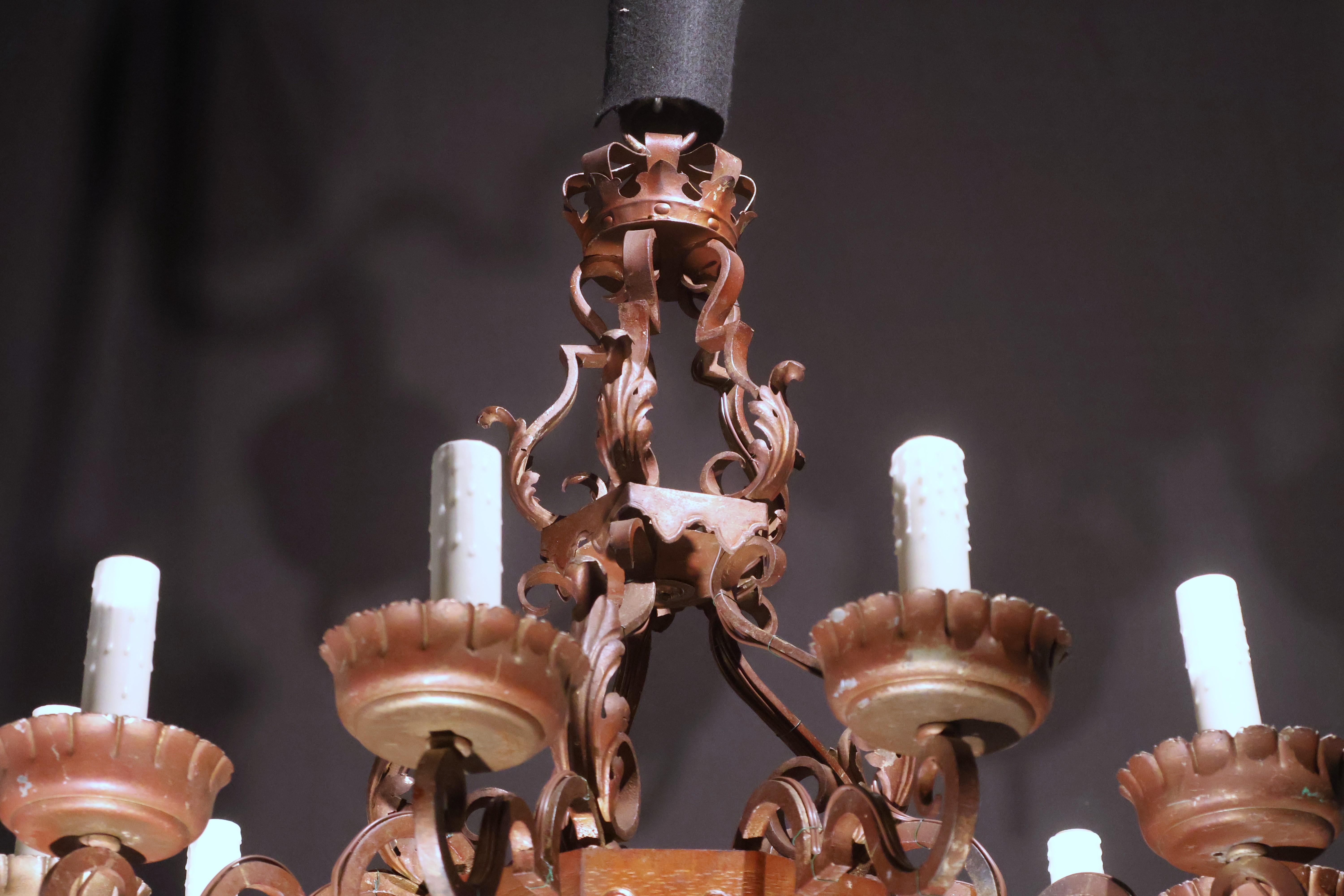 Un beau lustre en fer à 10 feux en vente 1
