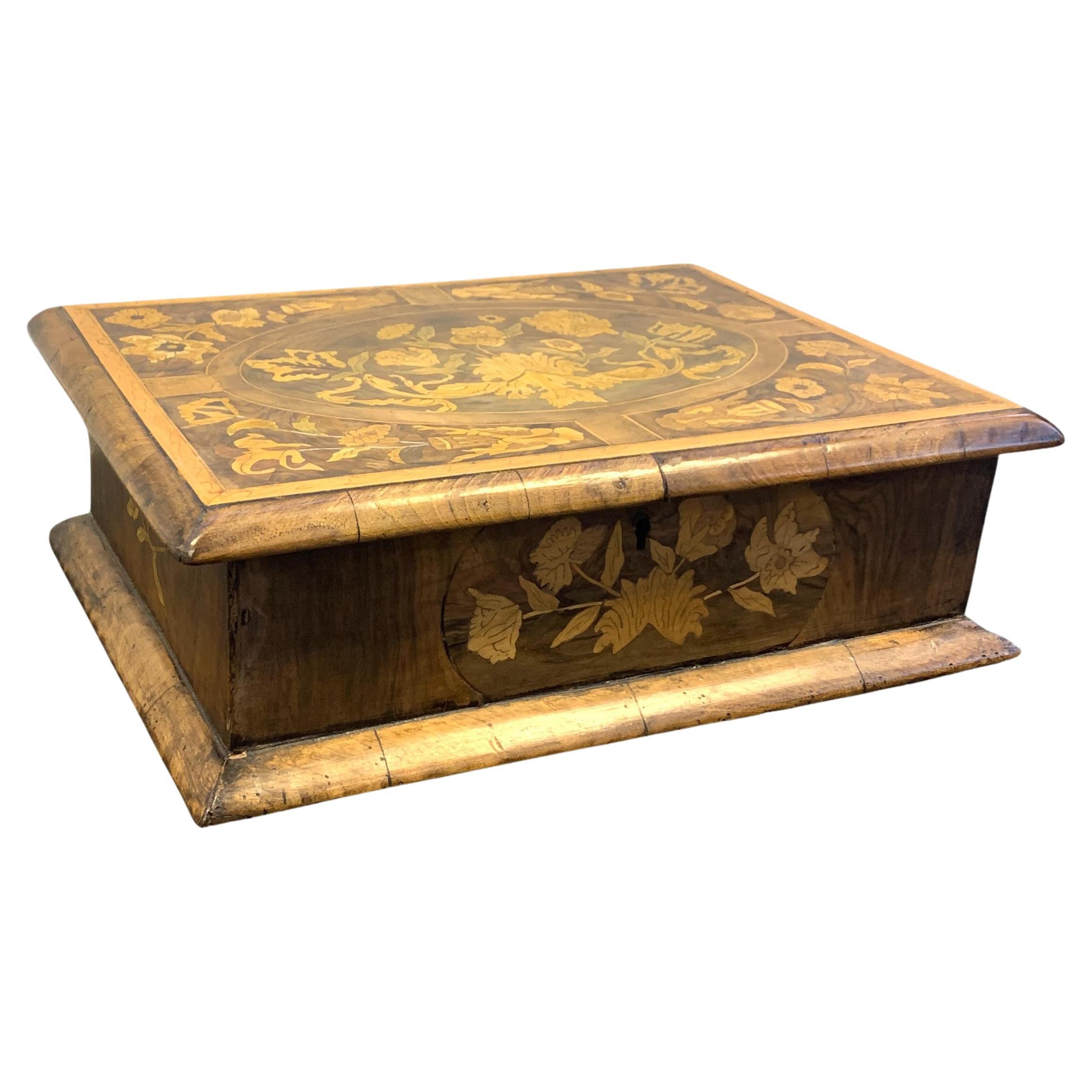 Boîte en marqueterie florale du XVIIe siècle et de la période postérieure 