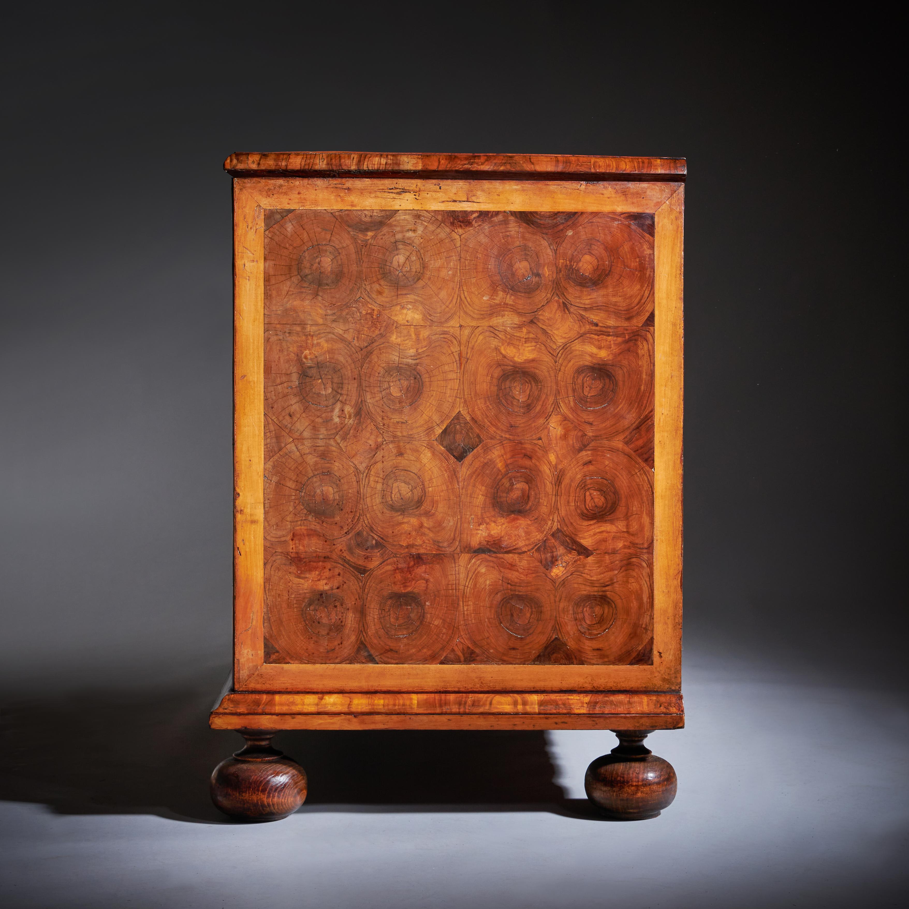 Charles Charles II Olive Oyster Chest del XVII secolo, CIRCA 1690, Inghilterra in vendita 5