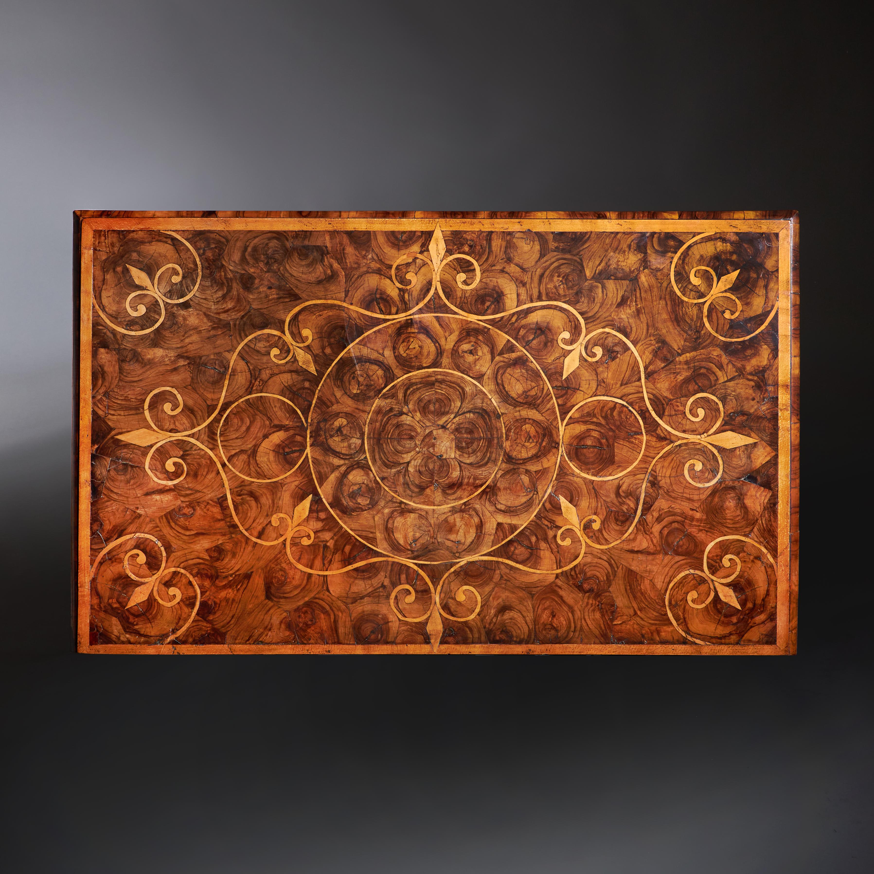 Charles Charles II Olive Oyster Chest del XVII secolo, CIRCA 1690, Inghilterra in vendita 2