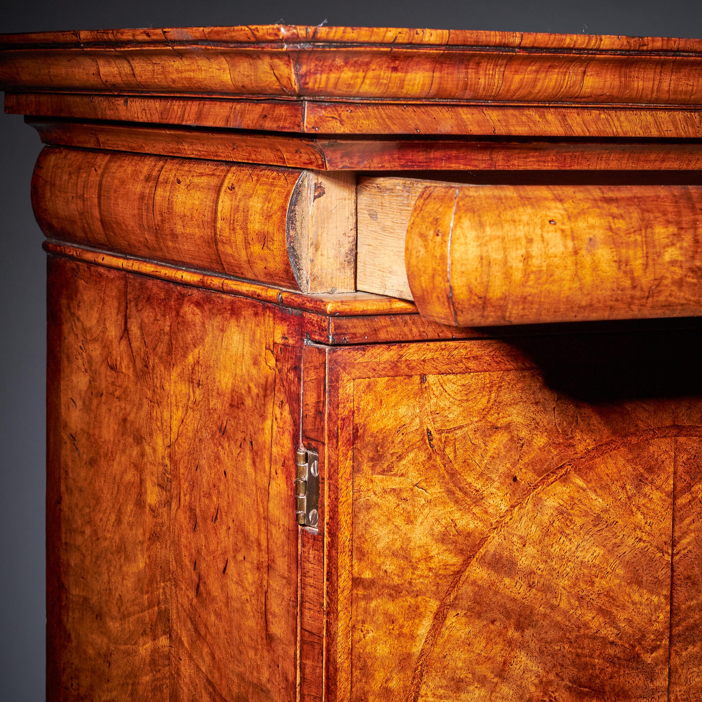 Cabinet sur coffre en ronce de noyer de William & Mary du 17e siècle, vers 1690 en vente 9