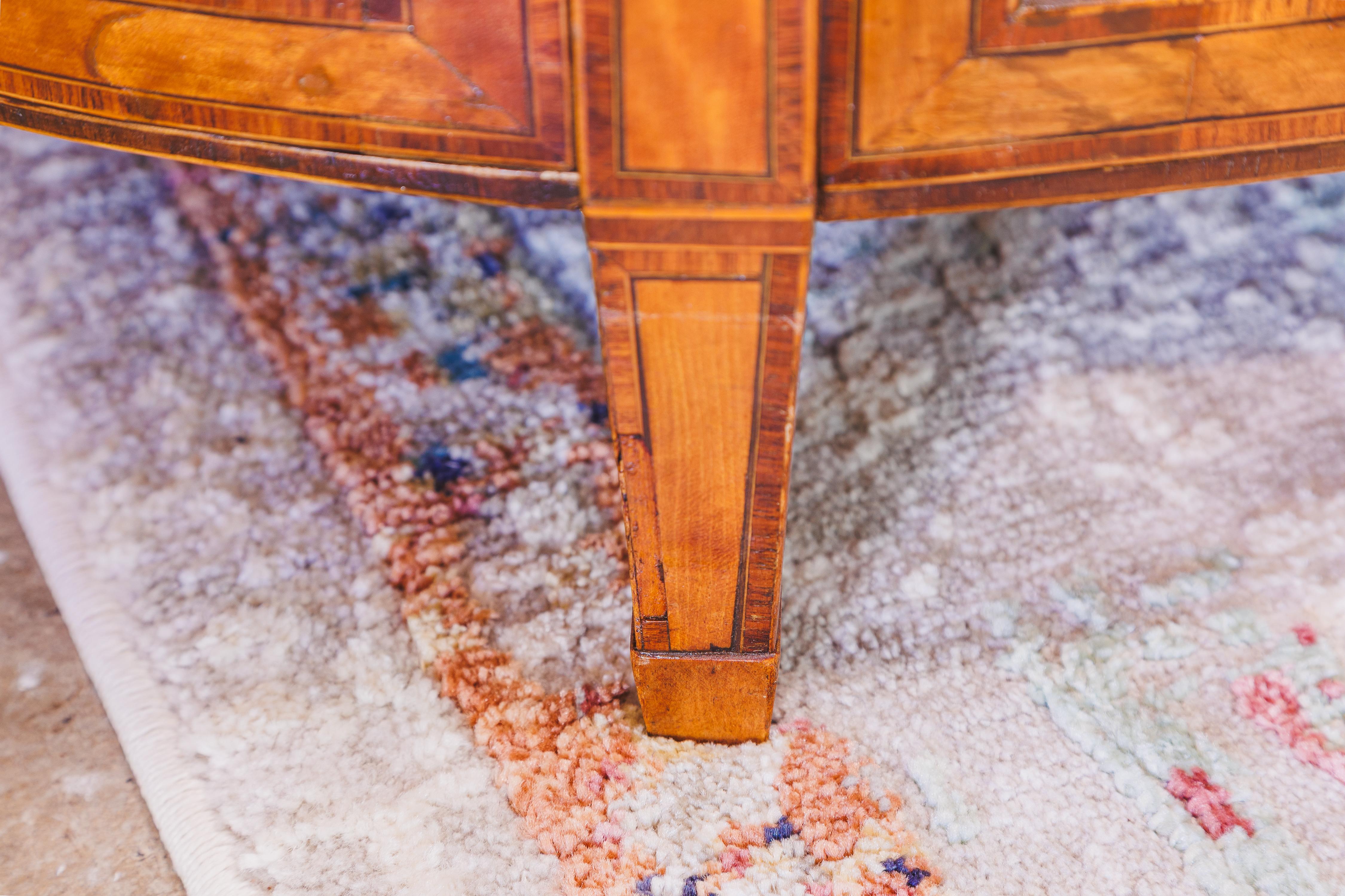 George III A fine 18th century George 111  satinwood and inlayed oval cabinet side table For Sale