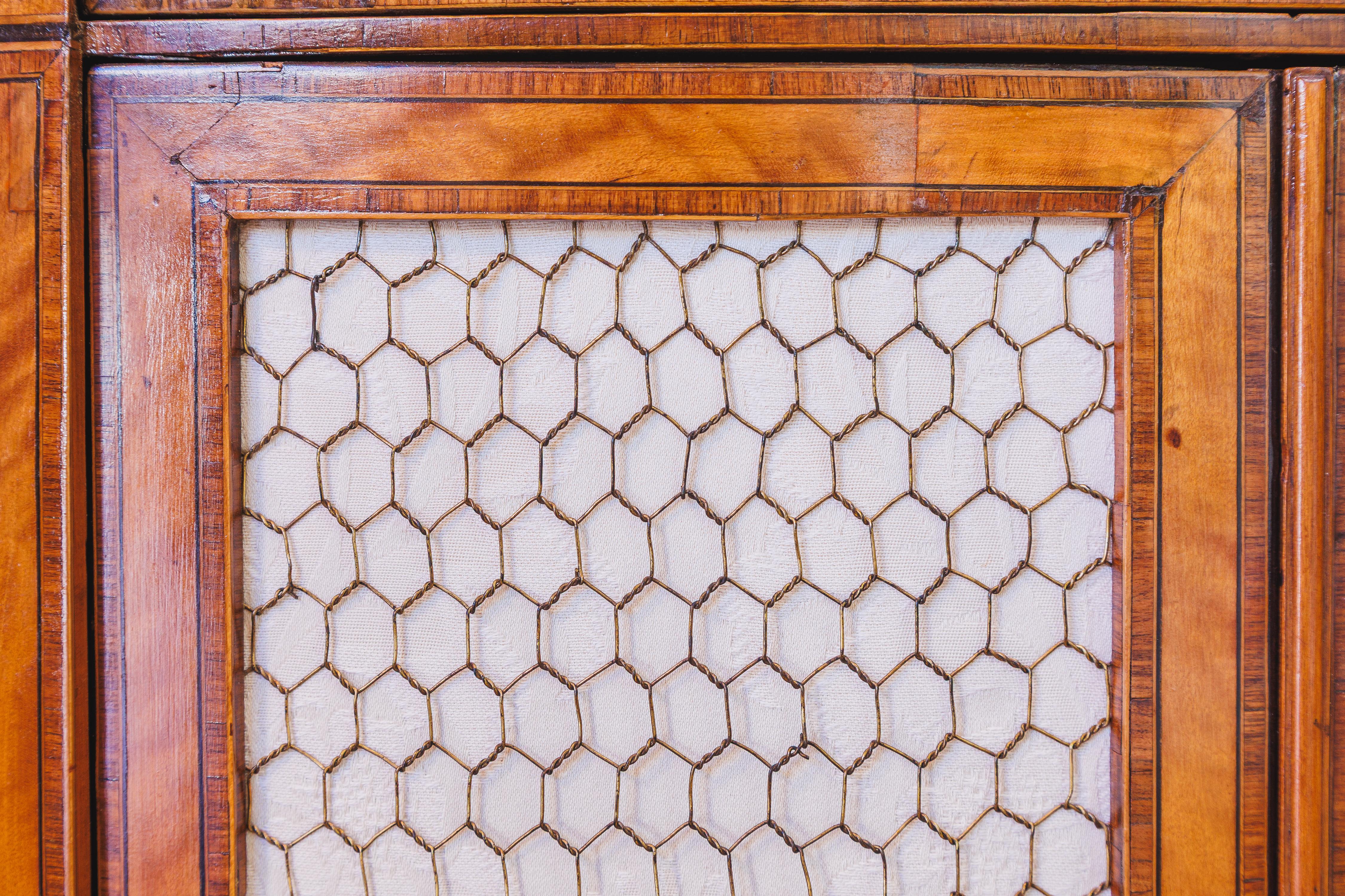 English A fine 18th century George 111  satinwood and inlayed oval cabinet side table For Sale