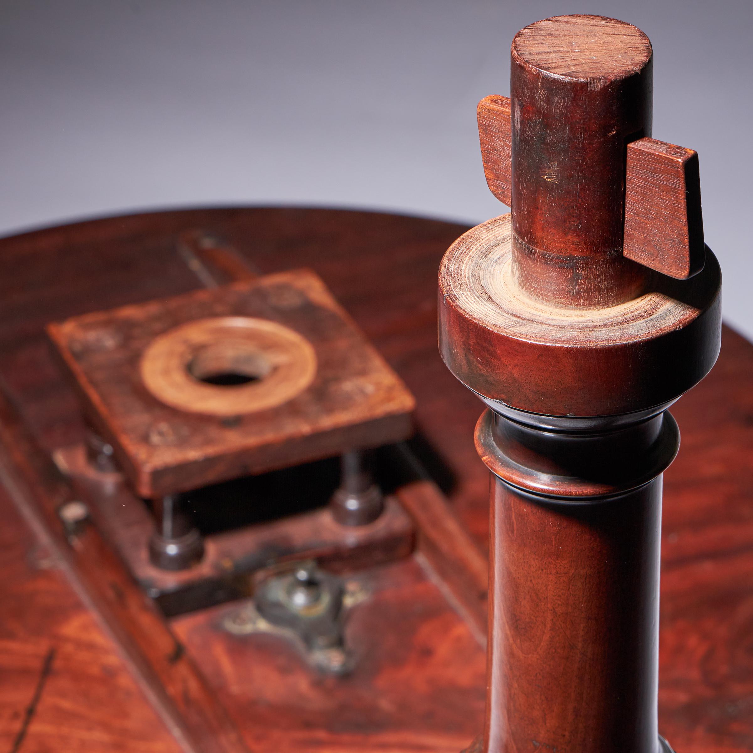 Belle table tripode George II du 18ème siècle, vers 1760 en vente 12