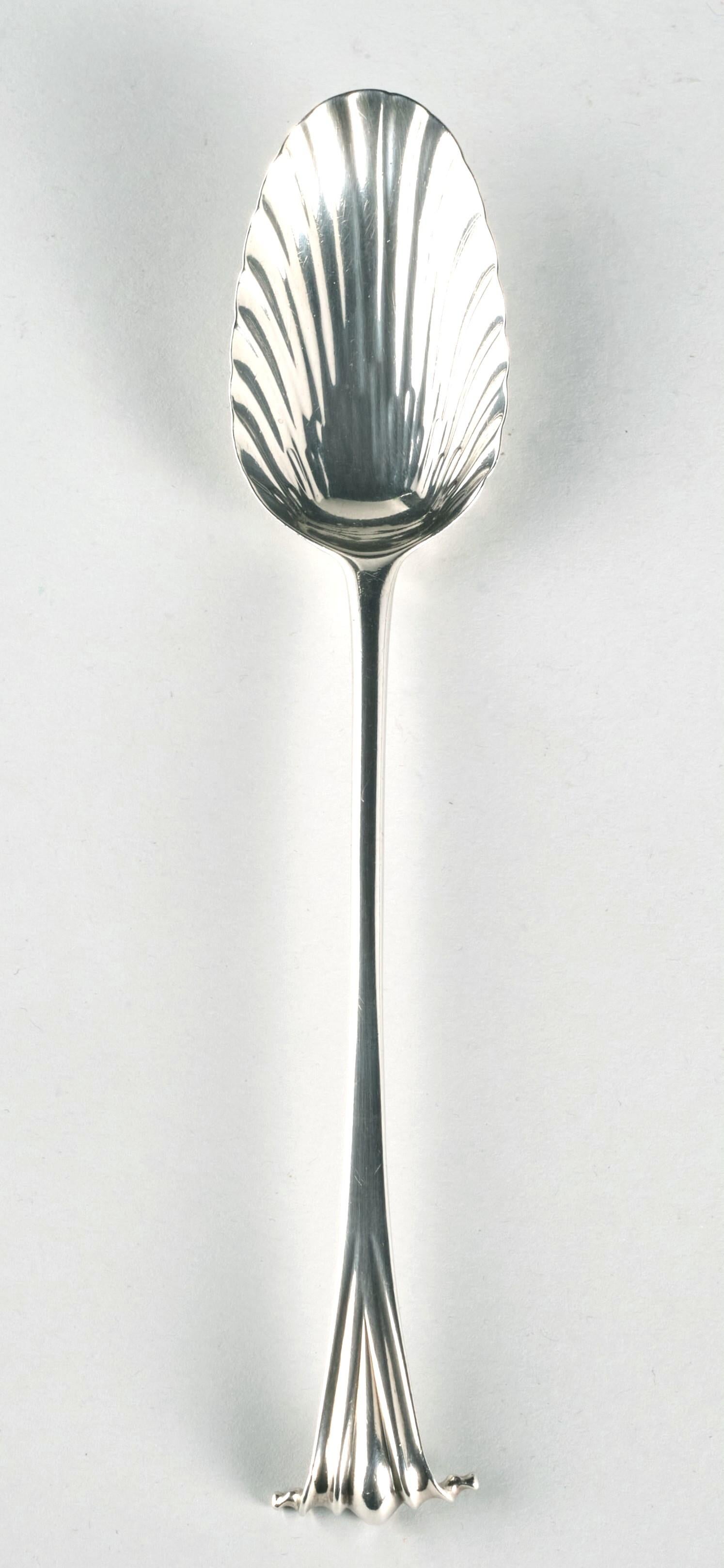 A very fine & elegant 18th century George III sterling silver serving spoon in the Onslow pattern. 
Showing a fluted oval bowl with a feathered edge, rising to a slender stem terminating to a fluted fan-shaped handle & scrolled ‘Onslow’ terminal.