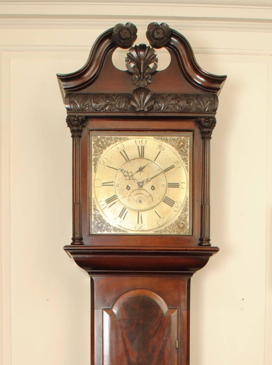 Un bel exemple d'horloge du 18ème siècle en acajou avec de fantastiques détails sculptés sur le capot et une porte en acajou flammé, le mouvement de huit jours avec un cadran en bras plein signé Samuel Bailie de Dromore. La famille Baillie avait un