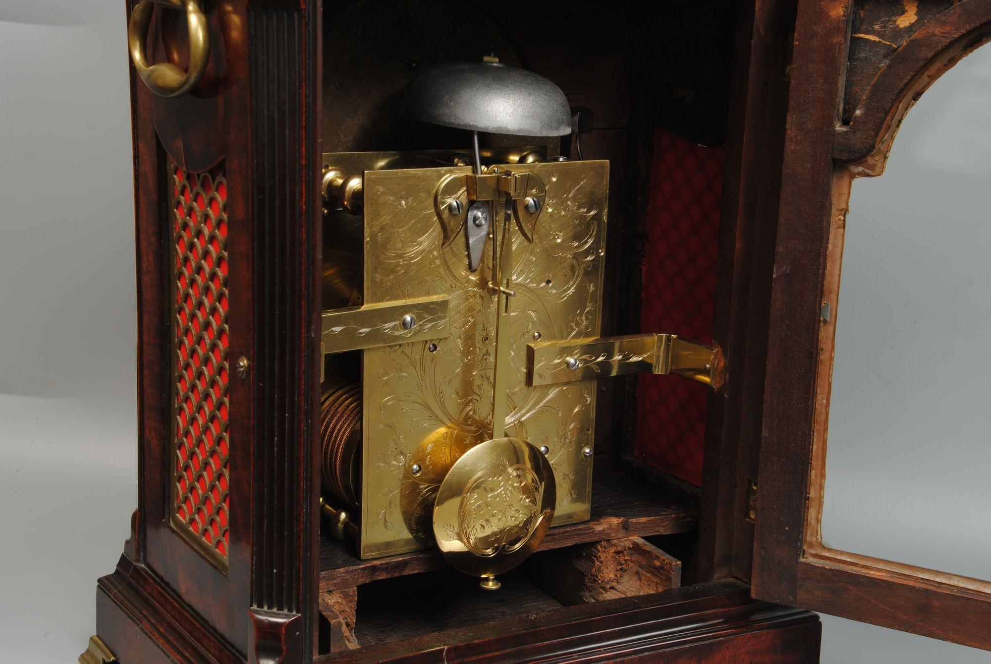 Feine Mahagoni-Glockentischuhr aus dem 18. (Englisch) im Angebot