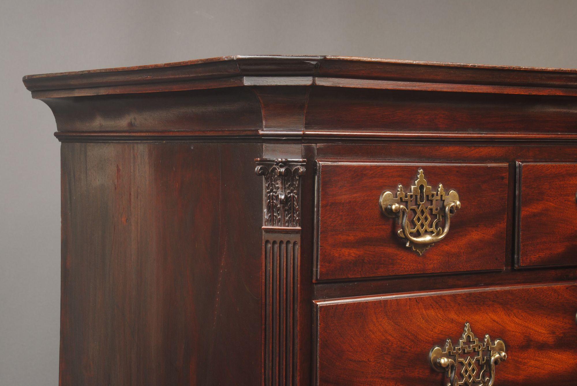 Carved A Fine 18th Century Mahogany Chest On Chest For Sale