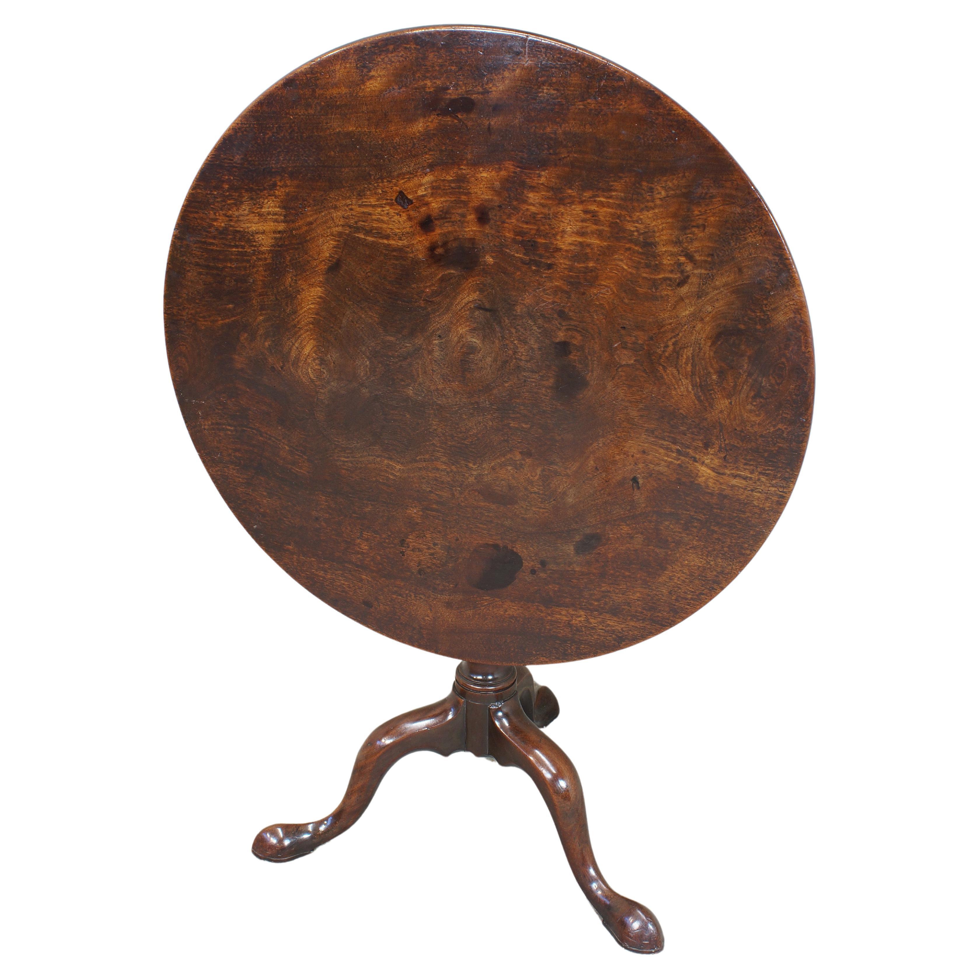 Ein feiner Mahagoni-Dreibein-Tisch aus dem 18. Jahrhundert.