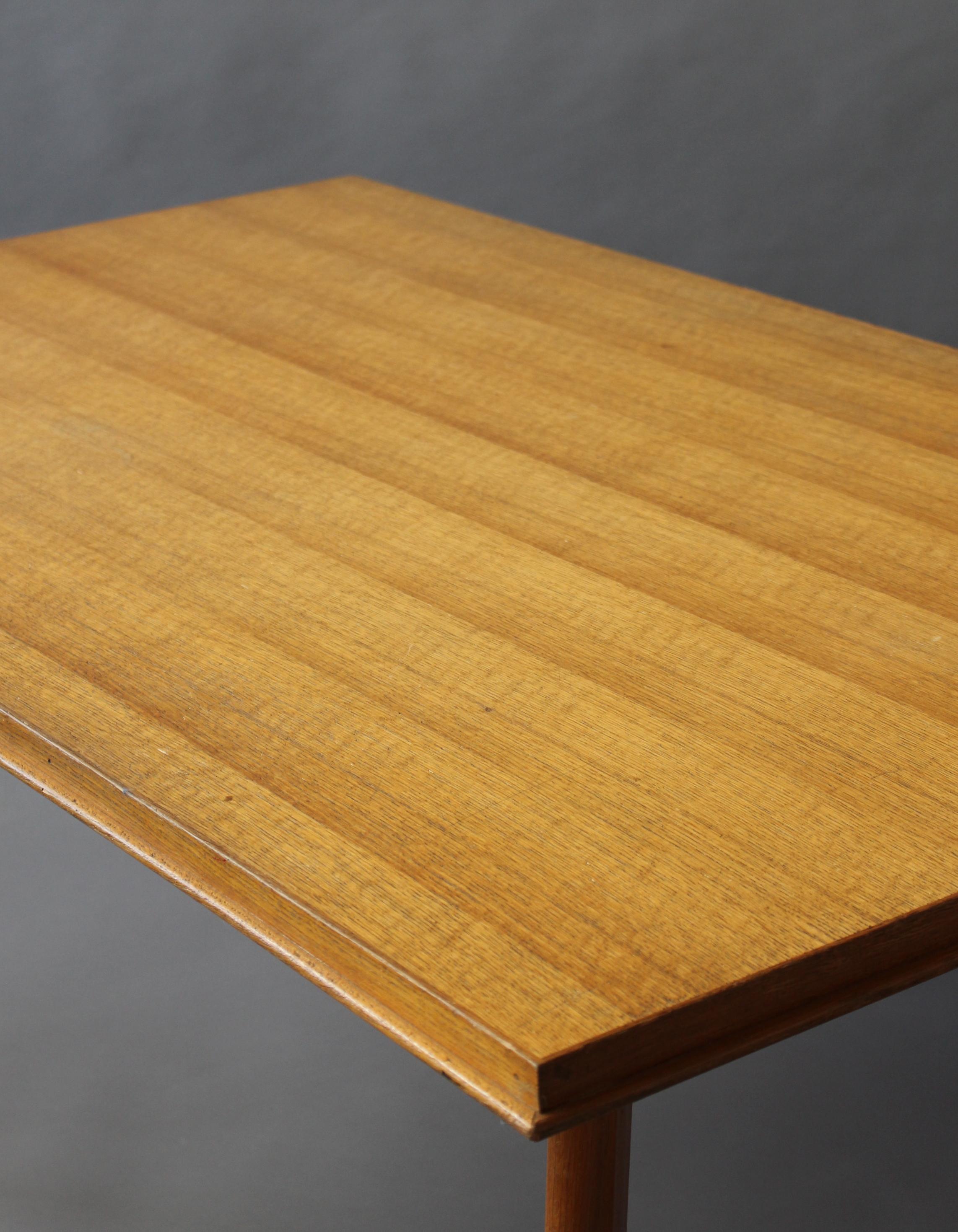 Table à compas en Oak Oak des années 1950 en vente 2