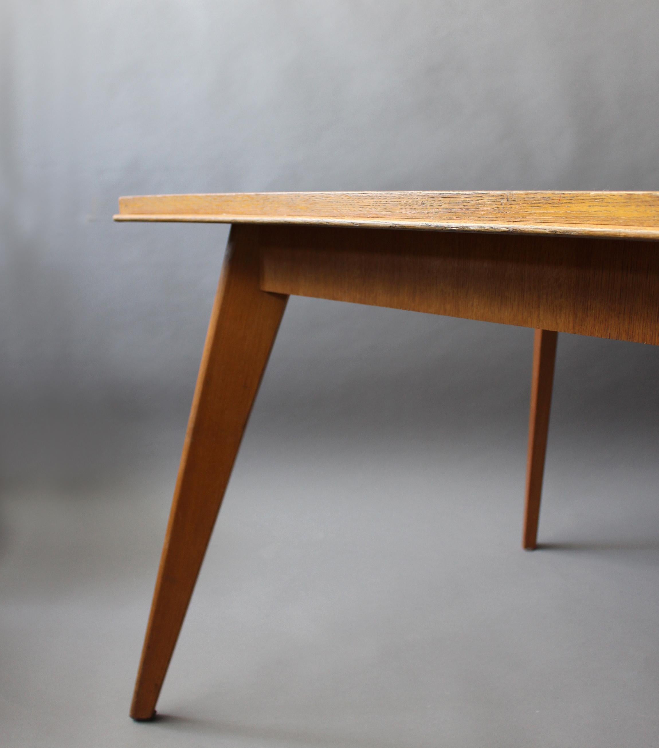 Table à compas en Oak Oak des années 1950 en vente 4