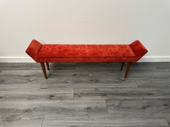 Un bonito banco italiano de los años 50 tapizado con tela naranja de Dedar