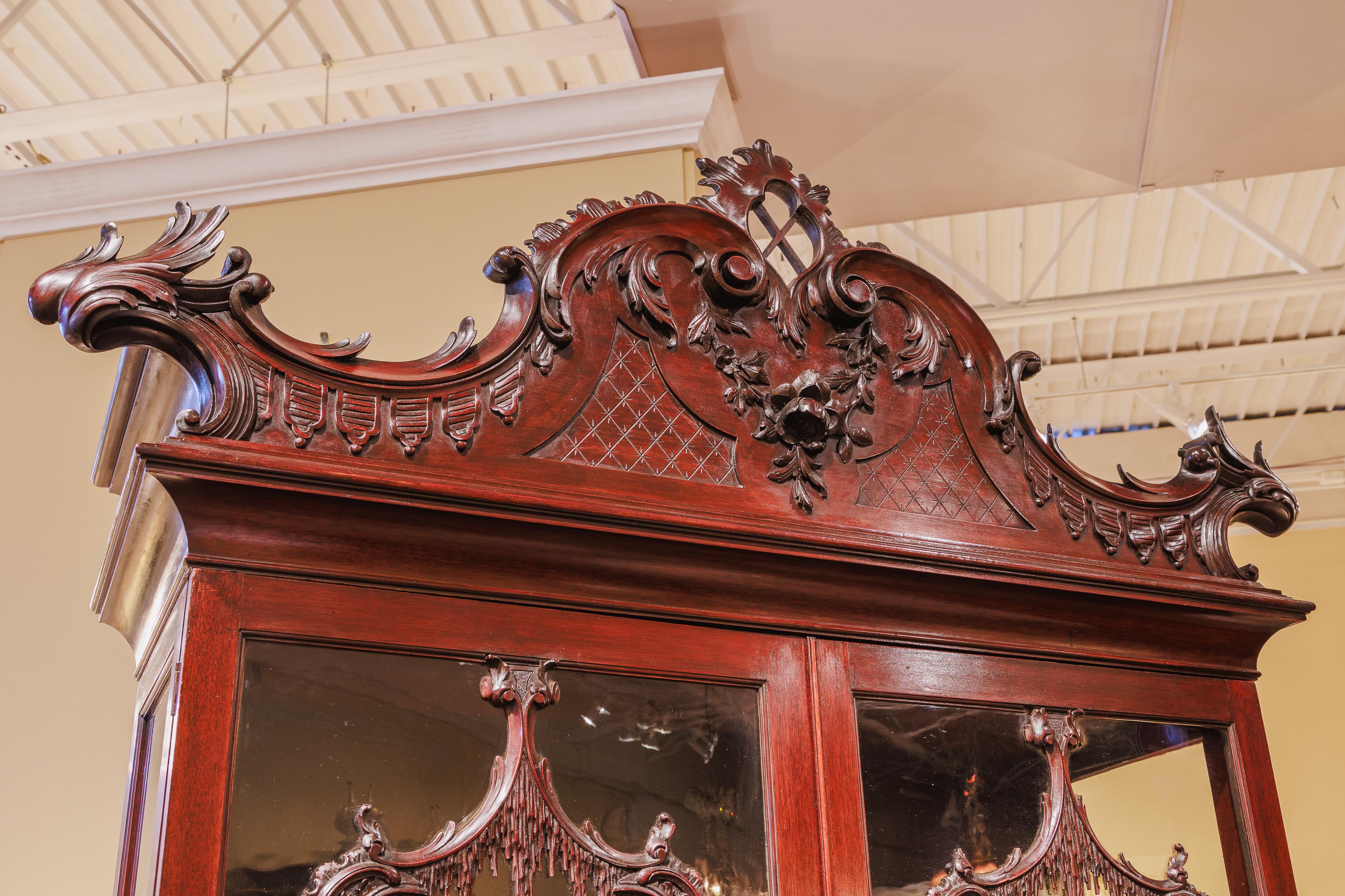 A fine 19th c Chinese Chippendale mahogany carved viewing vitrine In Good Condition For Sale In Dallas, TX